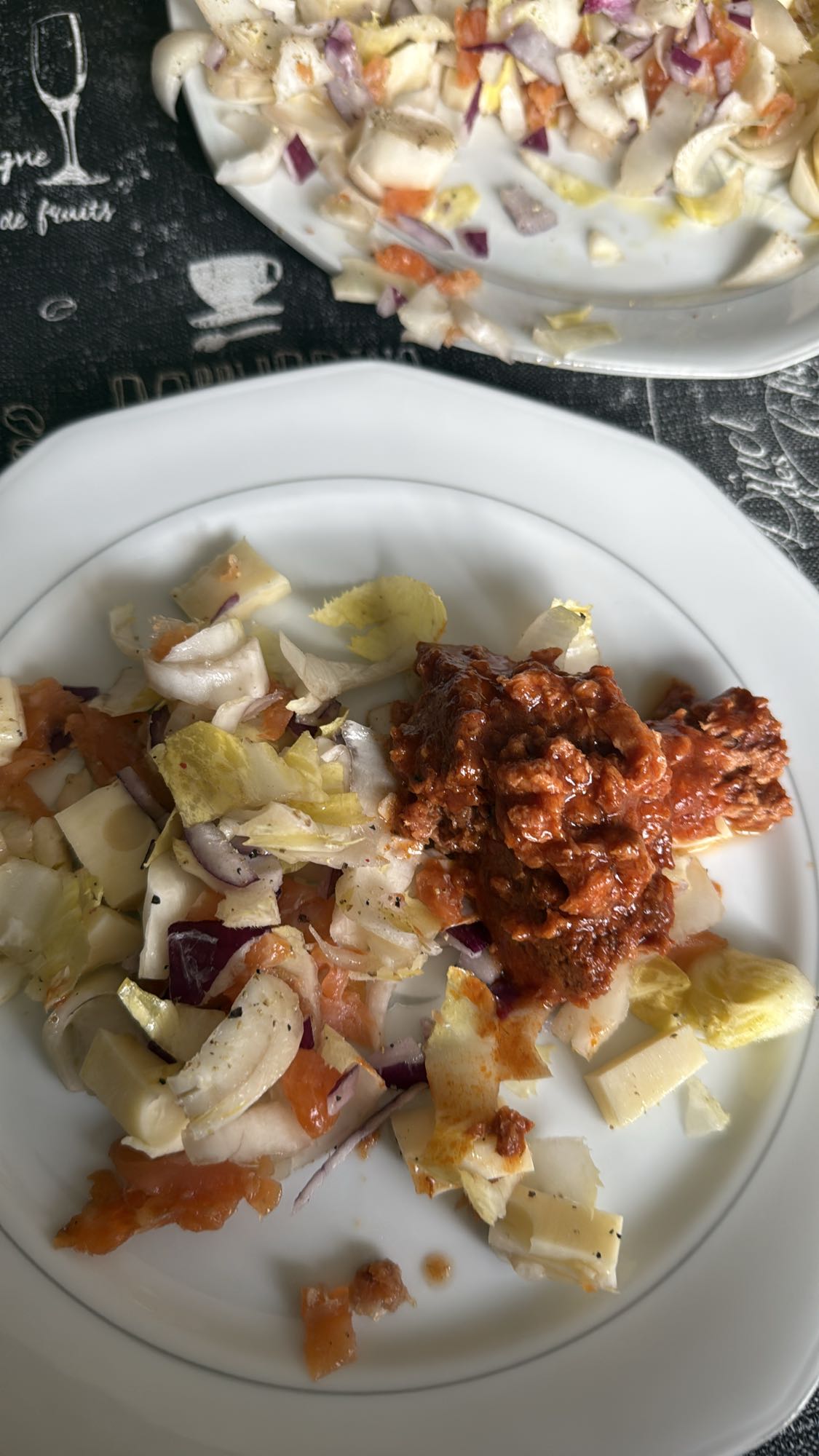 Salade et viande en sauce