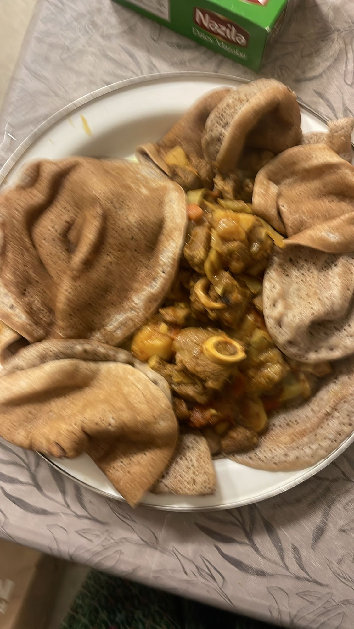 Injera med köttgryta