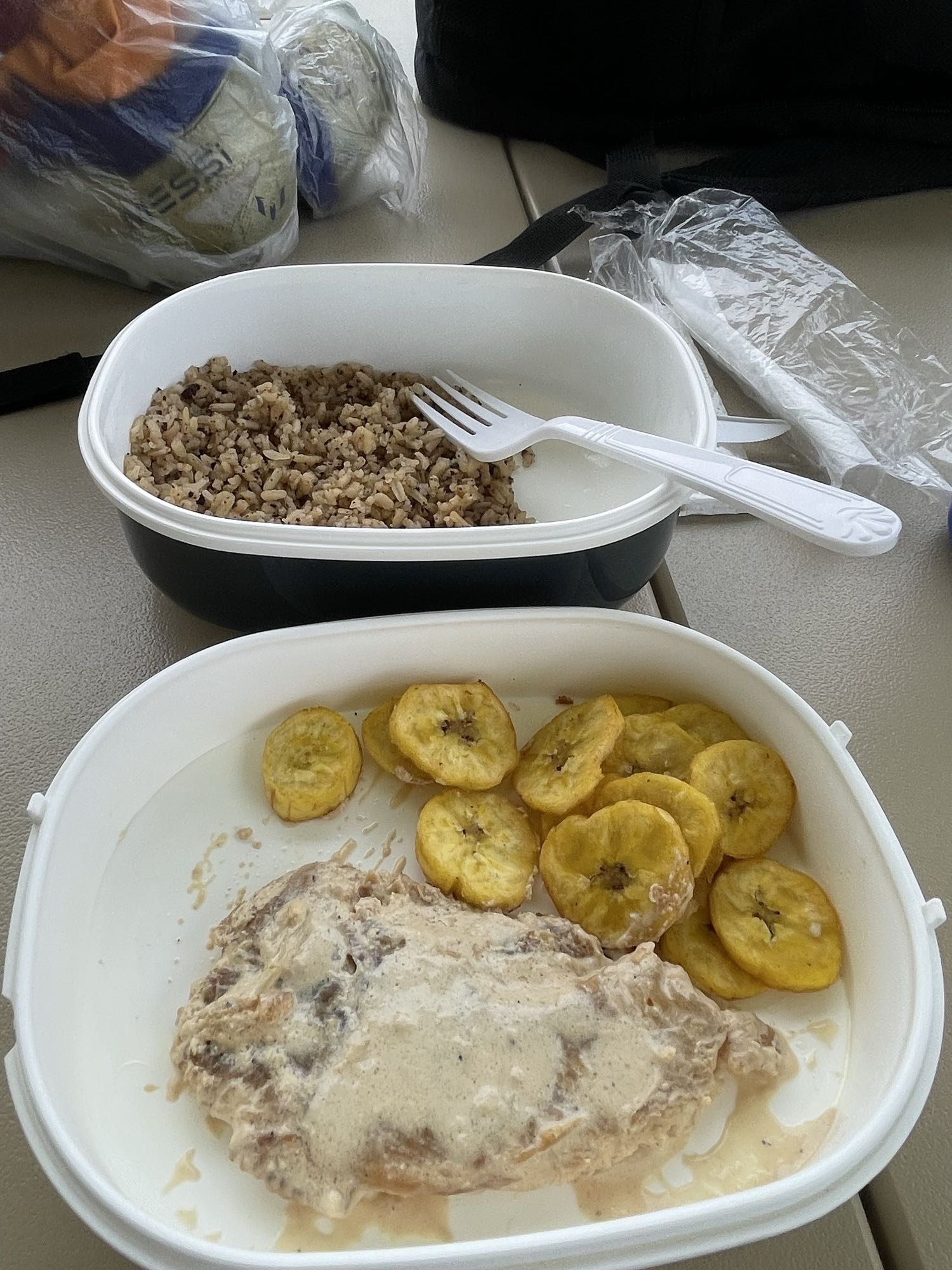 Pollo con arroz y plátano