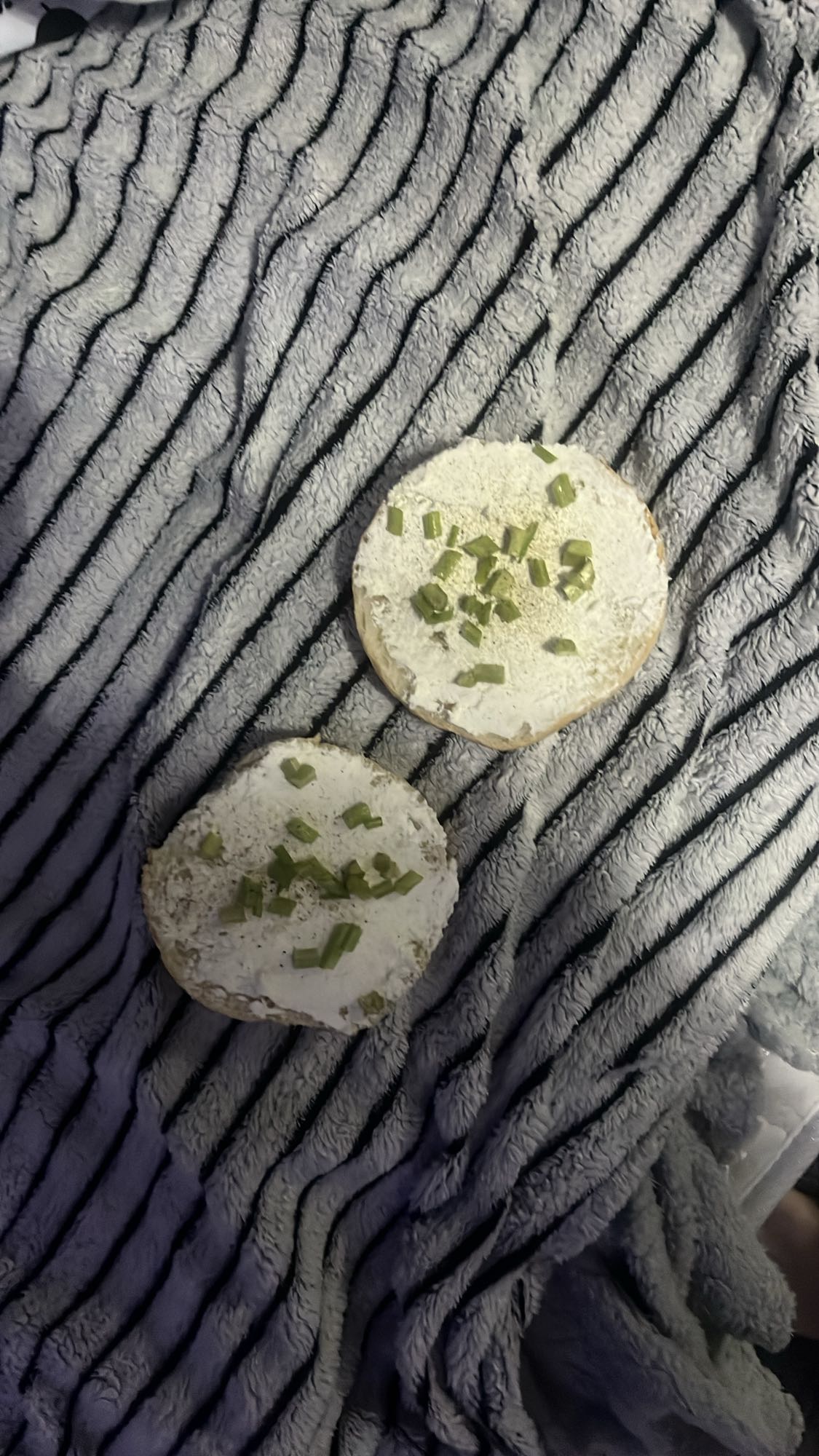 Rice cakes with cream cheese