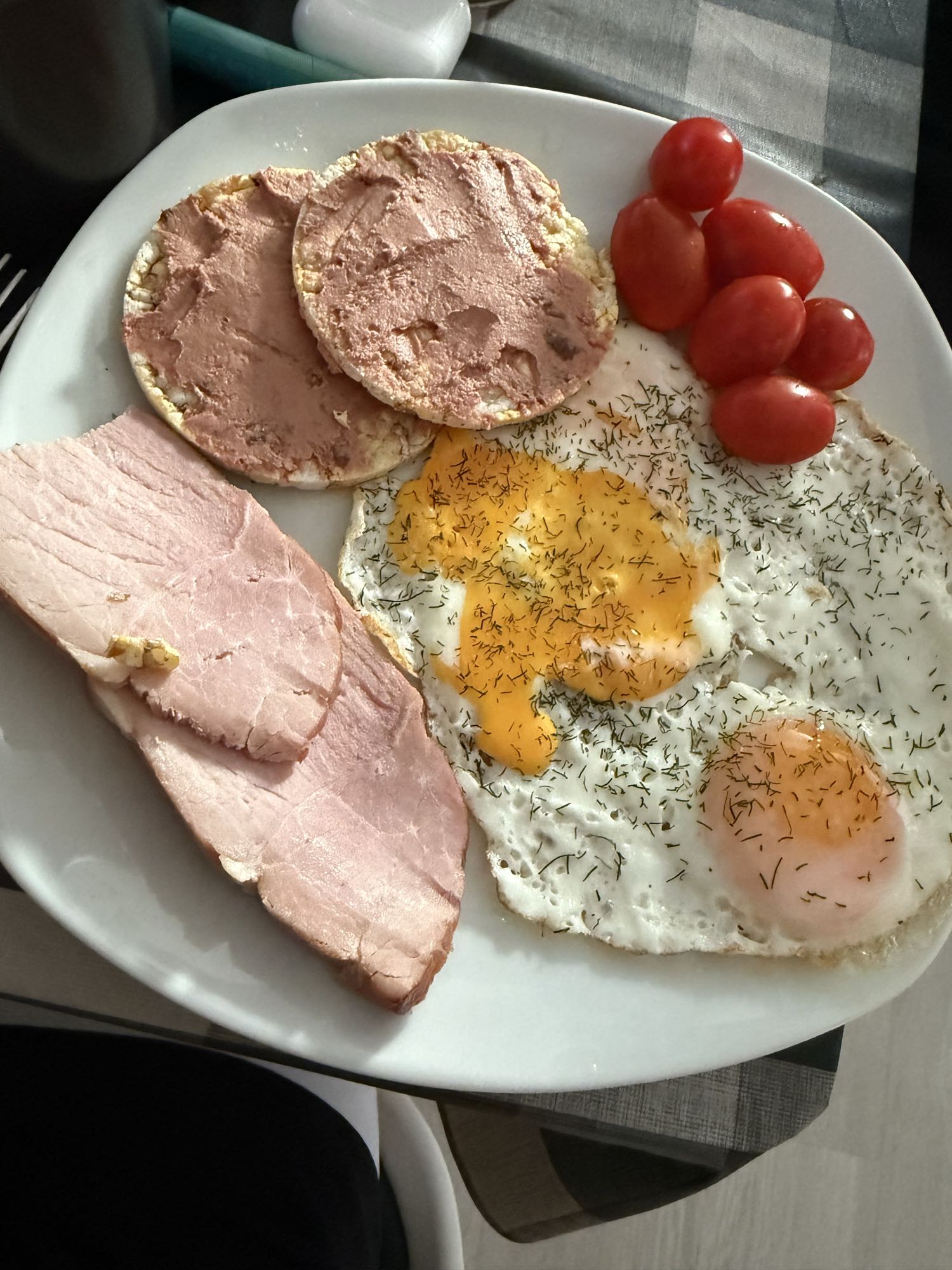 Завтрак с яйцами и ветчиной