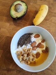 Yaourt aux noix et fruits