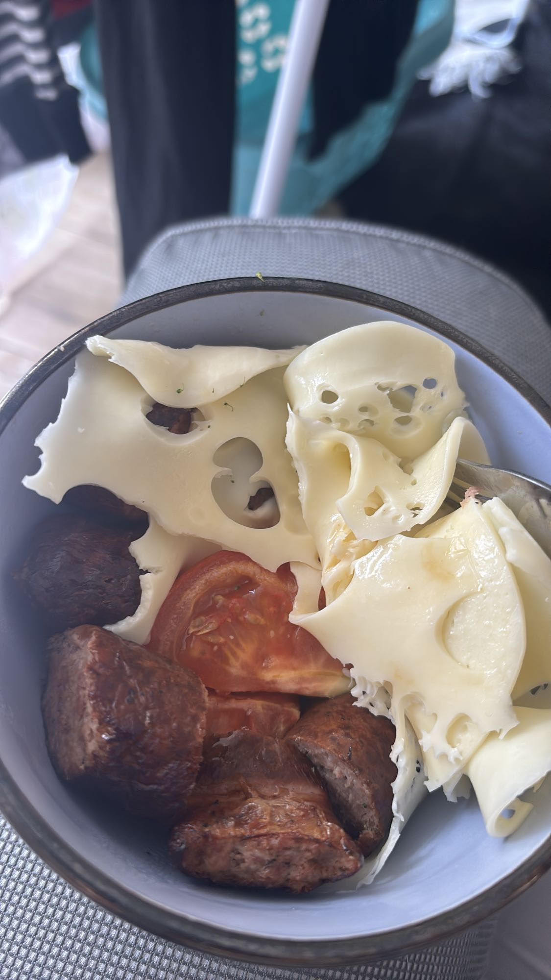 kiełbasa z serem i pomidorem