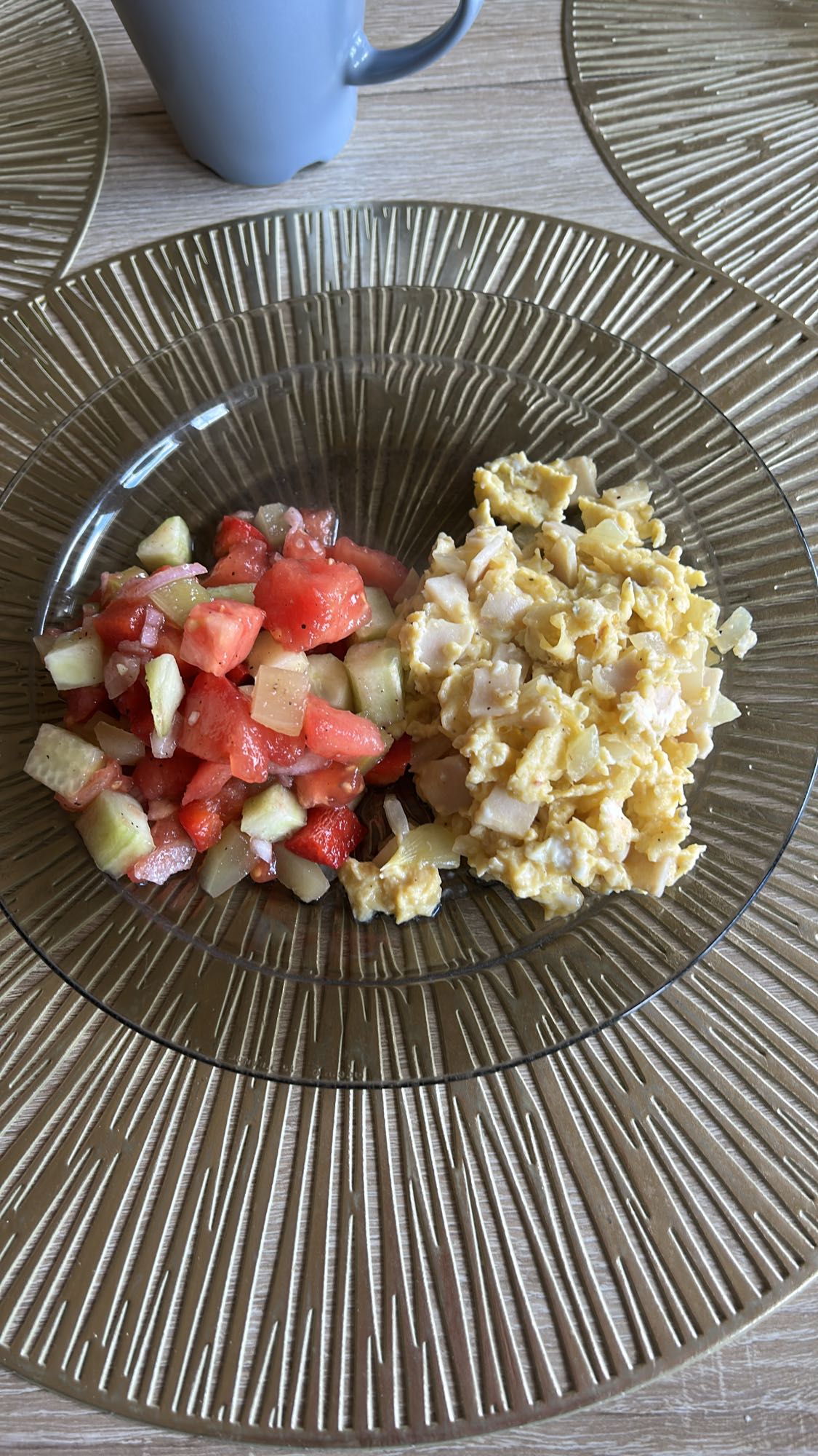 Jajecznica z sałatką