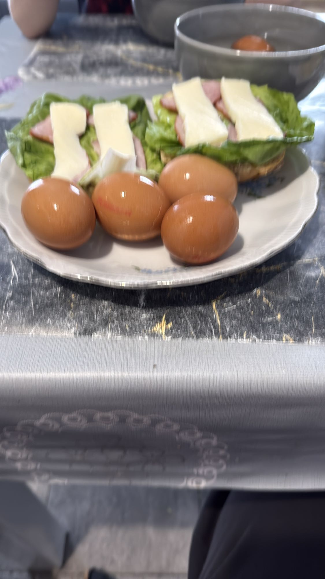 Jajka i kanapki z serem