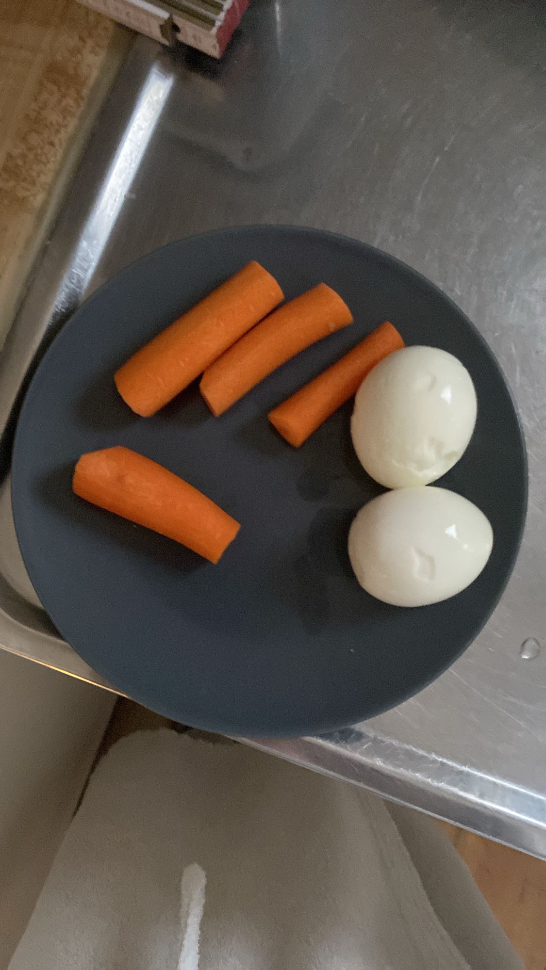 Kokta ägg och morötter