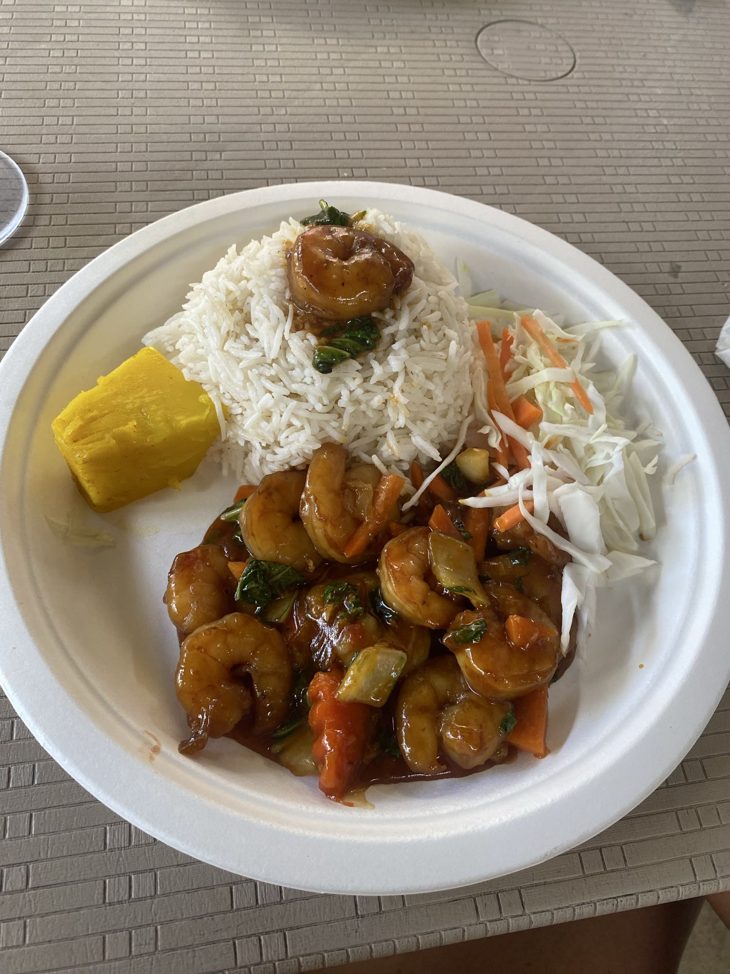 Krewetki z ryżem i warzywami