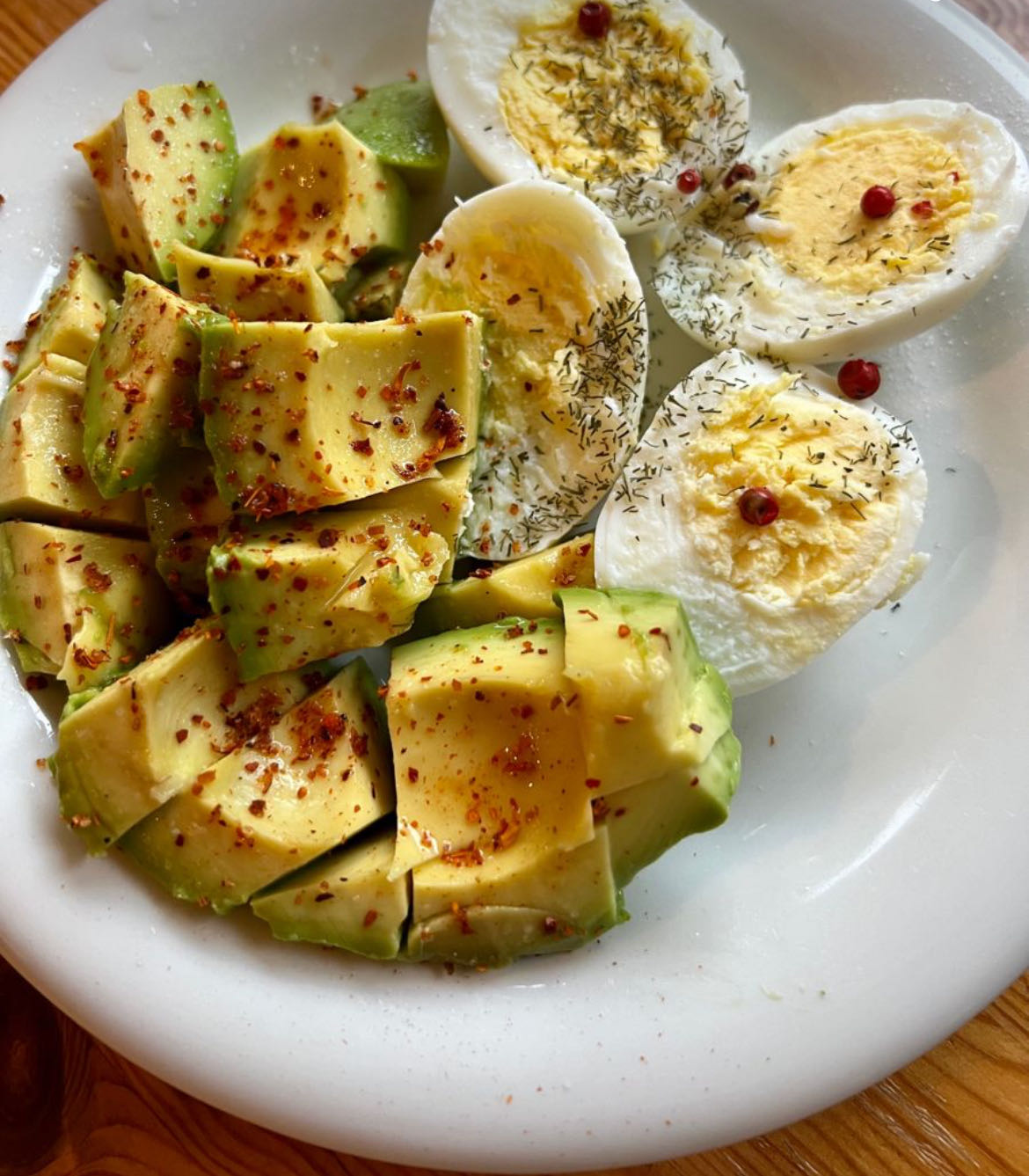 Ägg och avokado tallrik