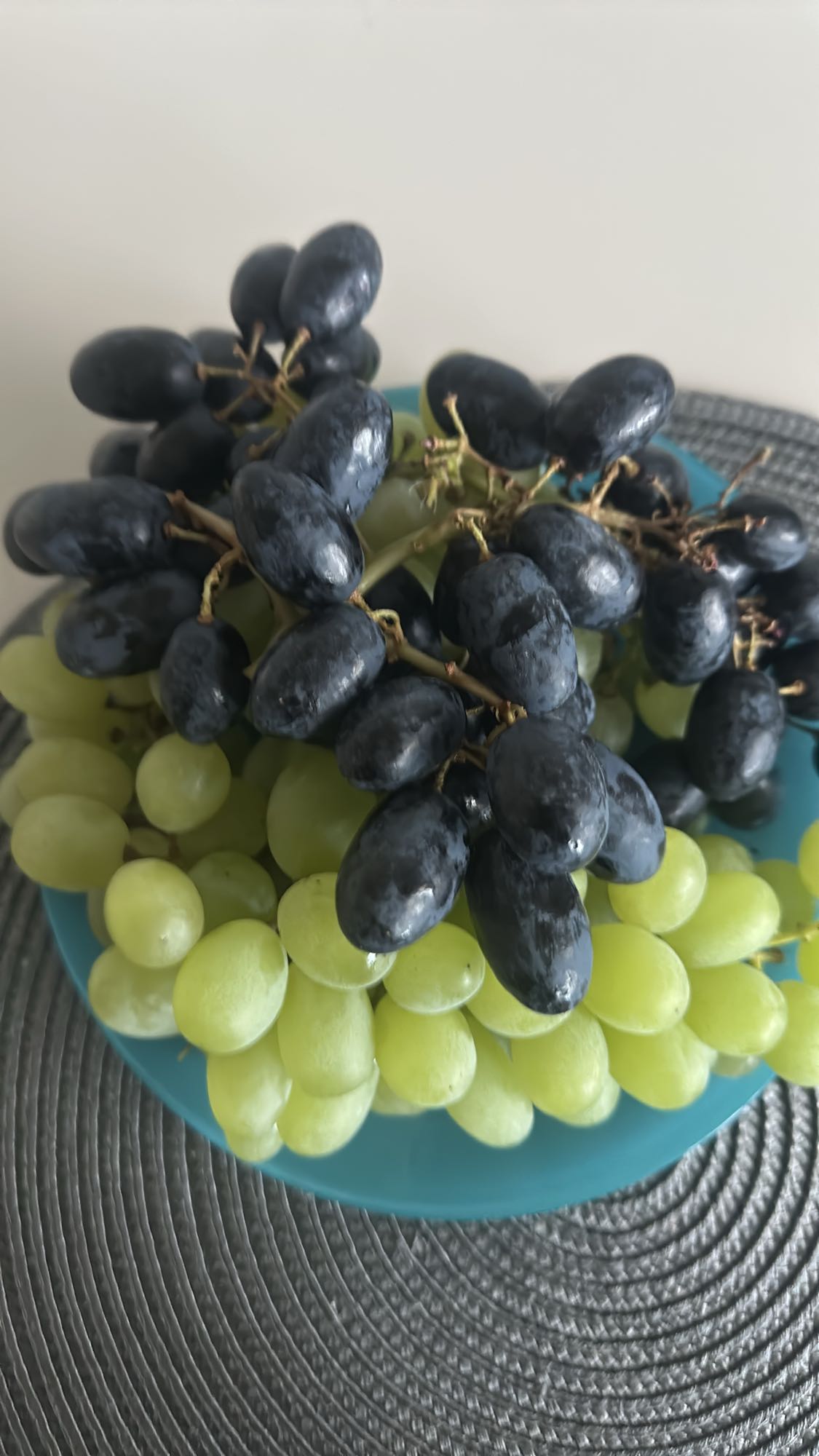 Тарелка с виноградом