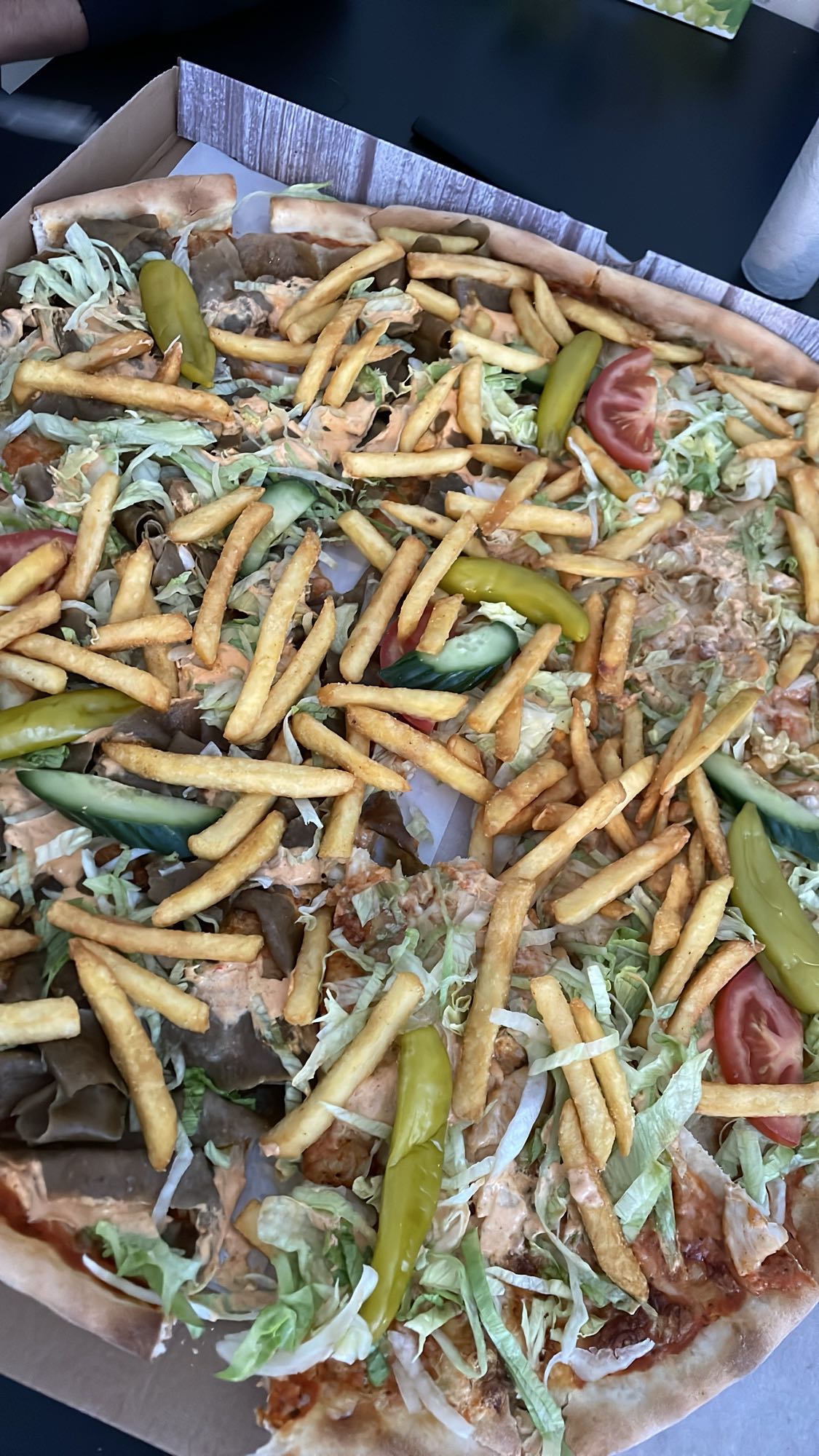 Kebabpizza med pommes