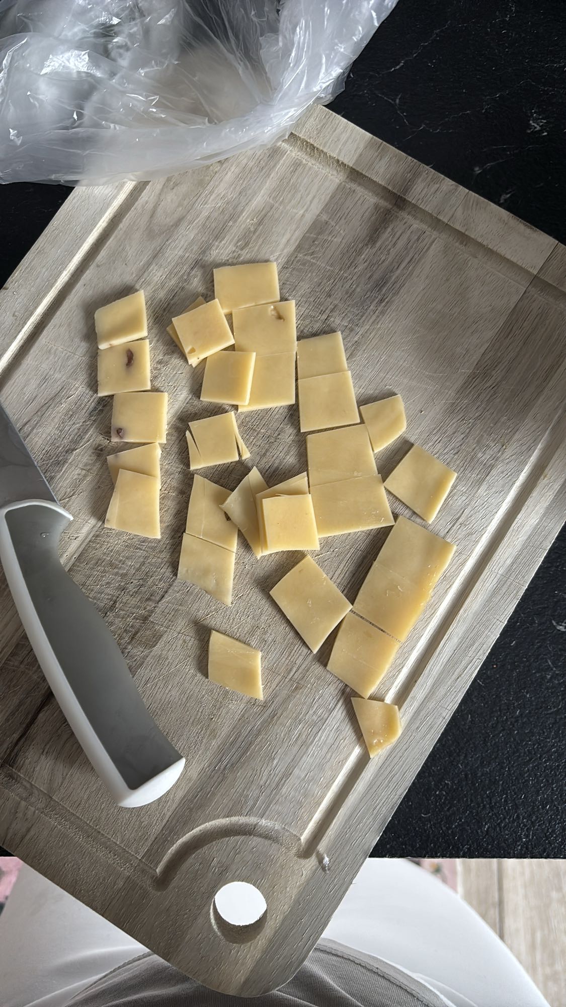 kostka sera żółtego