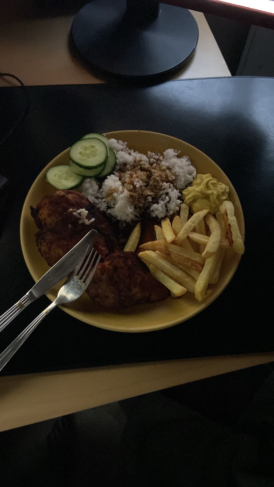 Kyckling med ris och pommes