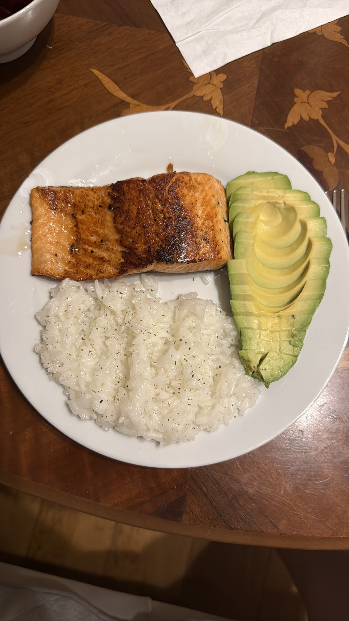 Lachs mit Reis und Avocado