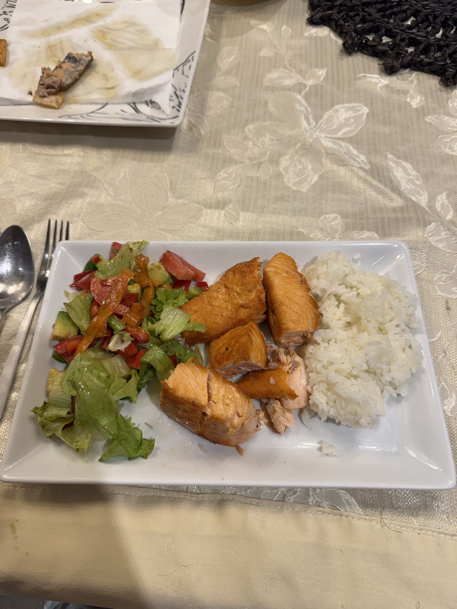 Salmón con arroz y ensalada