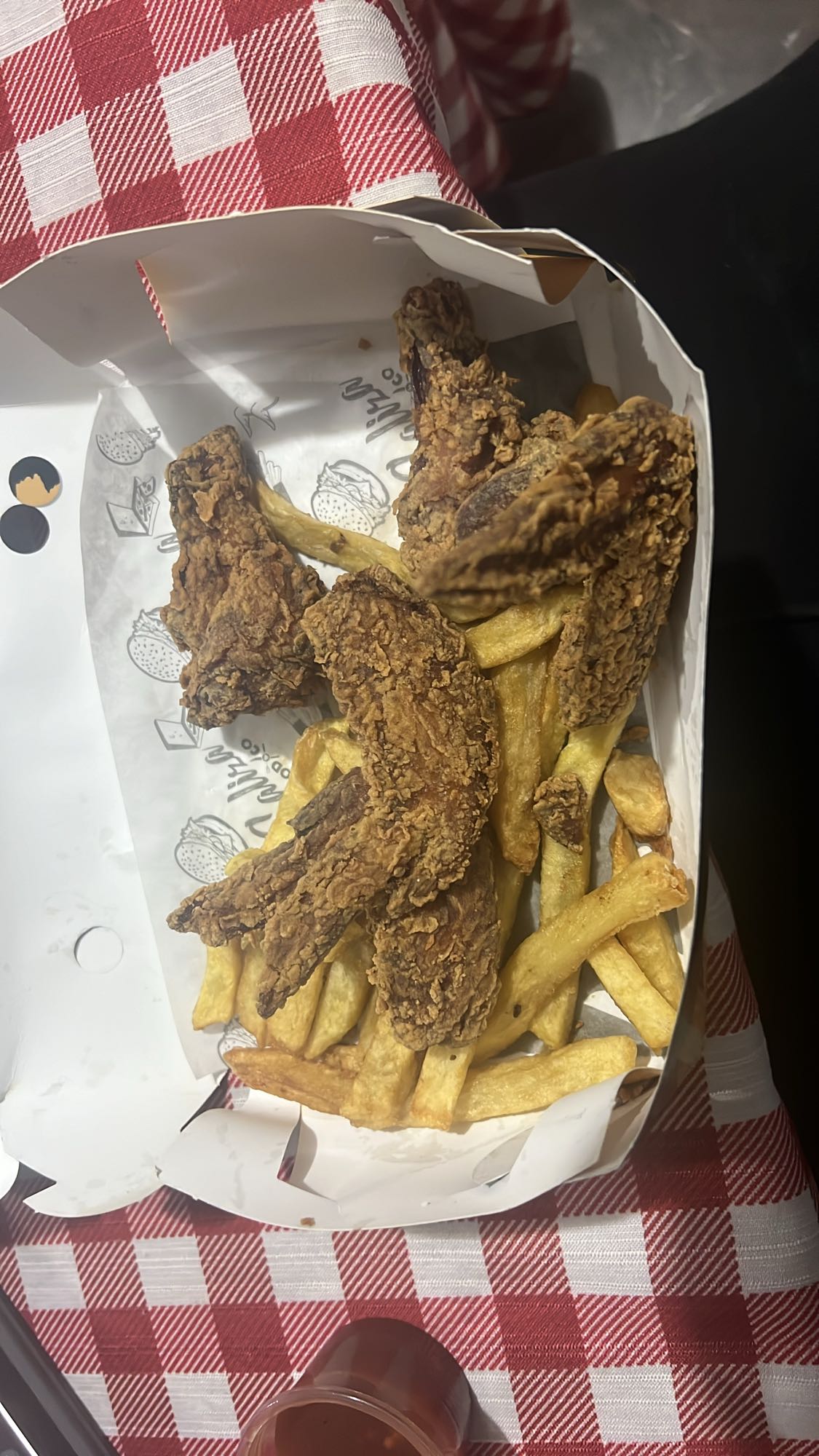 Alitas con papas fritas