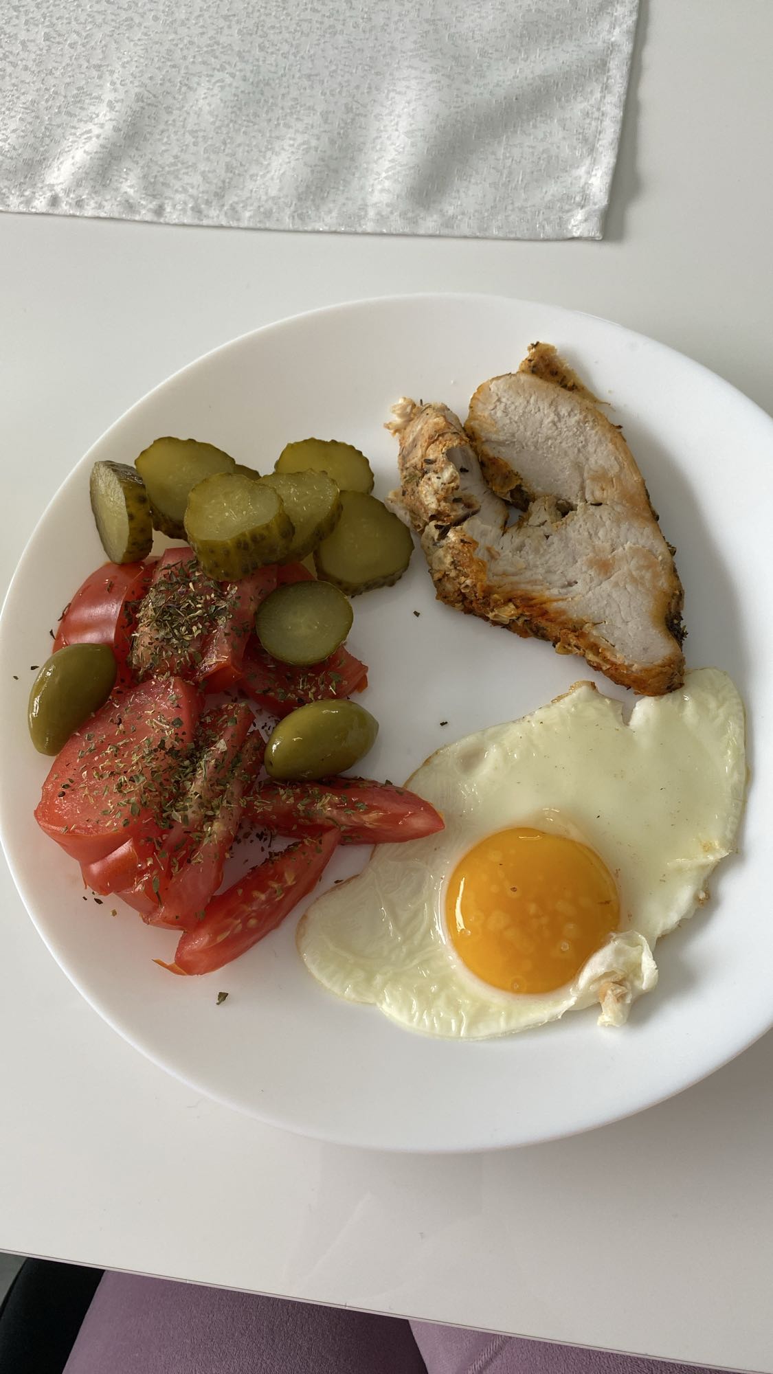 Śniadanie z jajkiem i kurczakiem