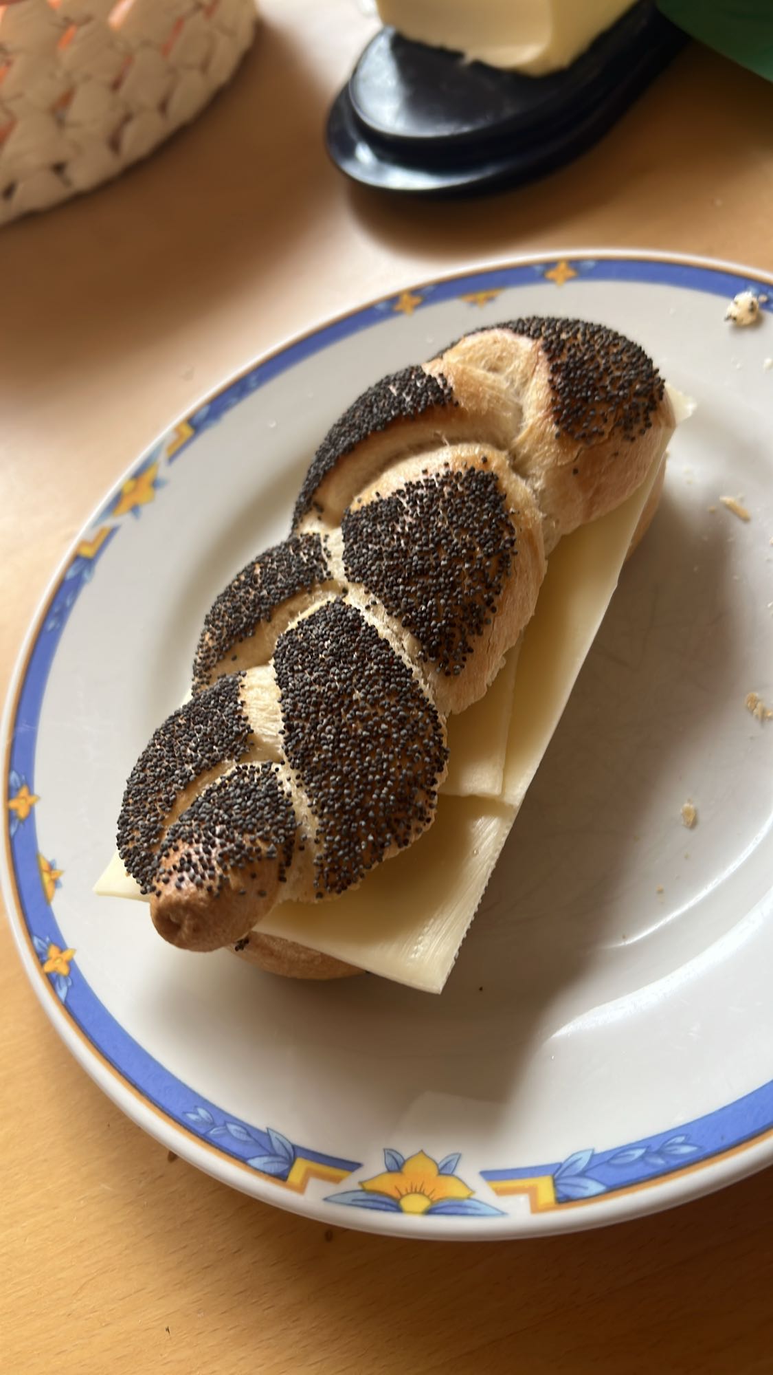 Mohnbrötchen mit Käse