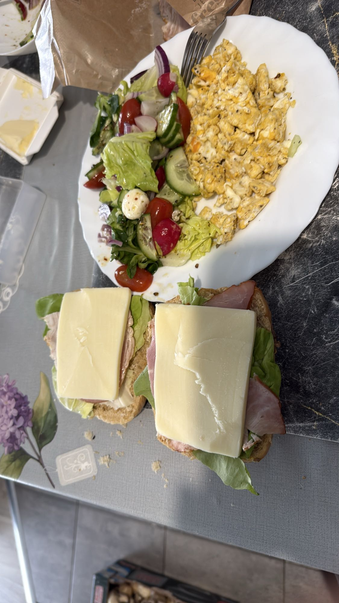 Kanapki z jajecznicą i sałatką