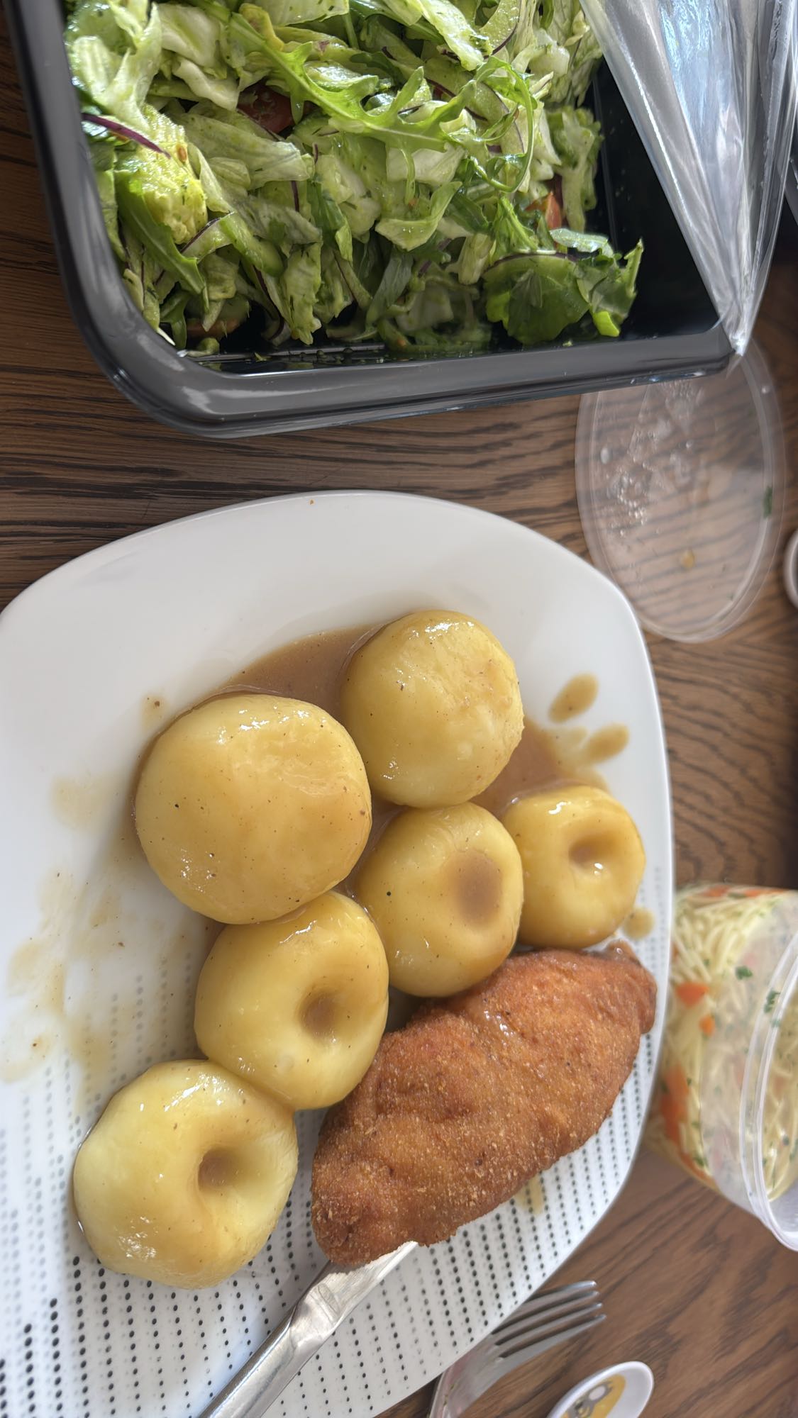 Kluski z sosem i kotletem