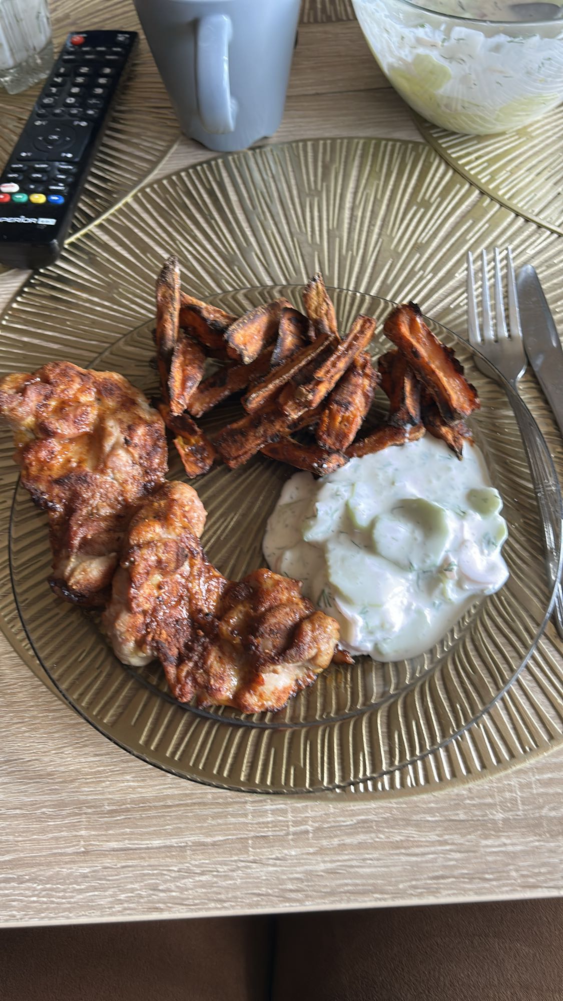 Kurczak z frytkami i sosem