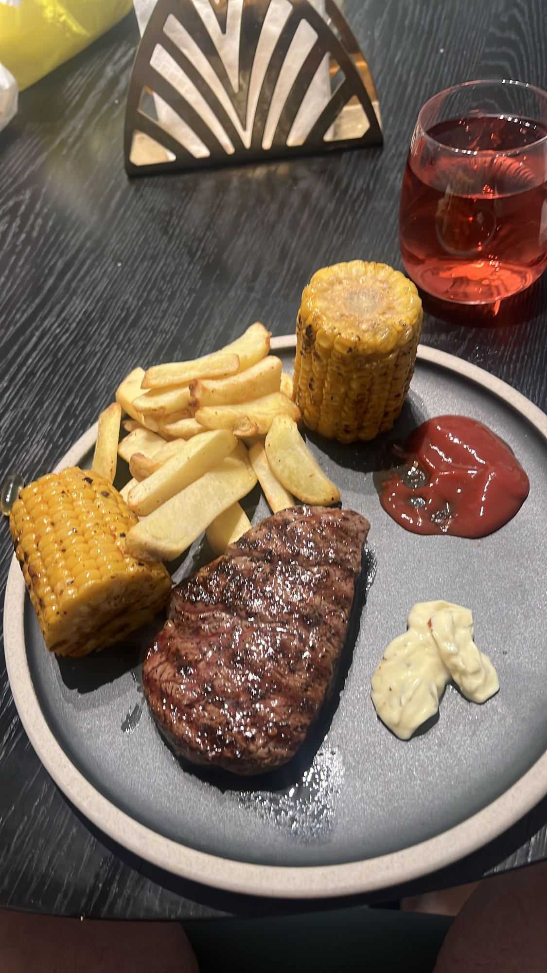 Biff med pommes och majs