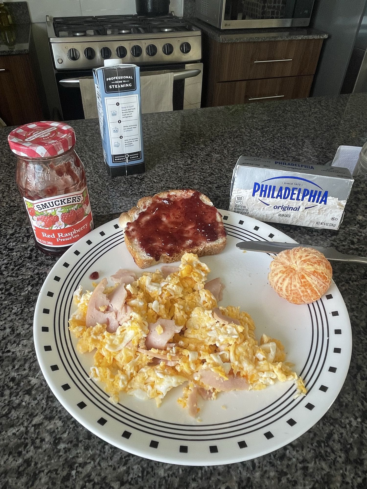 Desayuno con huevos y pan