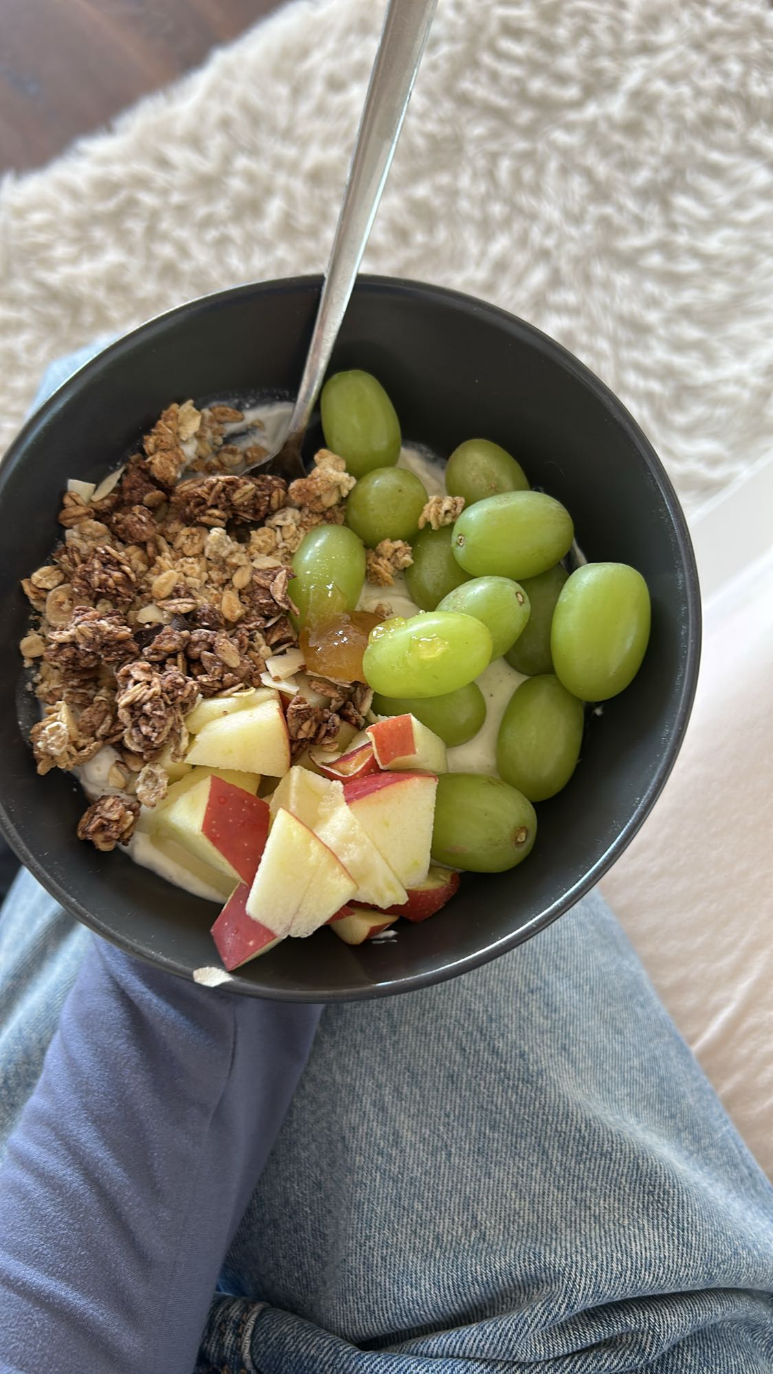 Joghurt mit Obst & Müsli