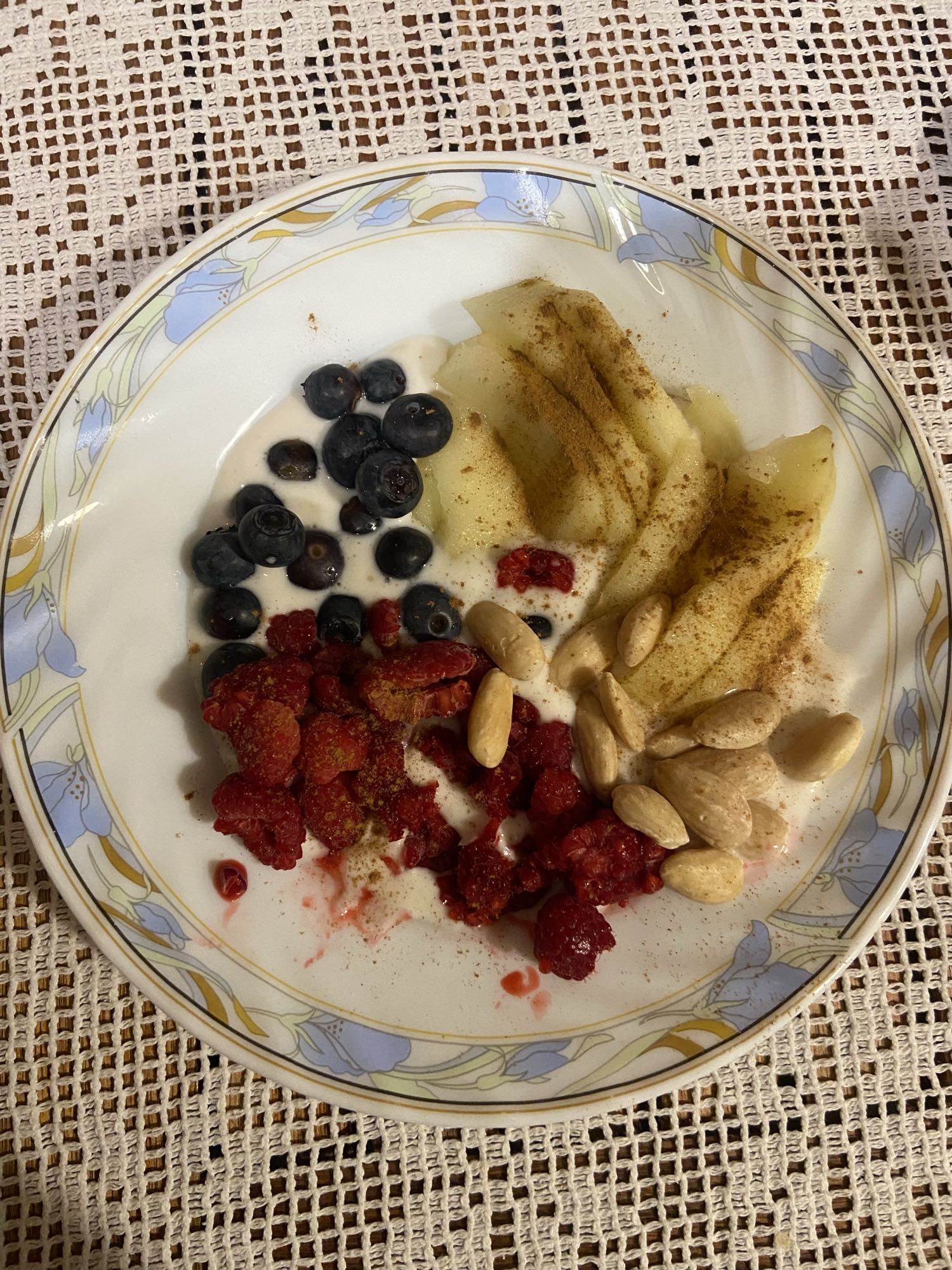 jogurt z owocami i migdałami