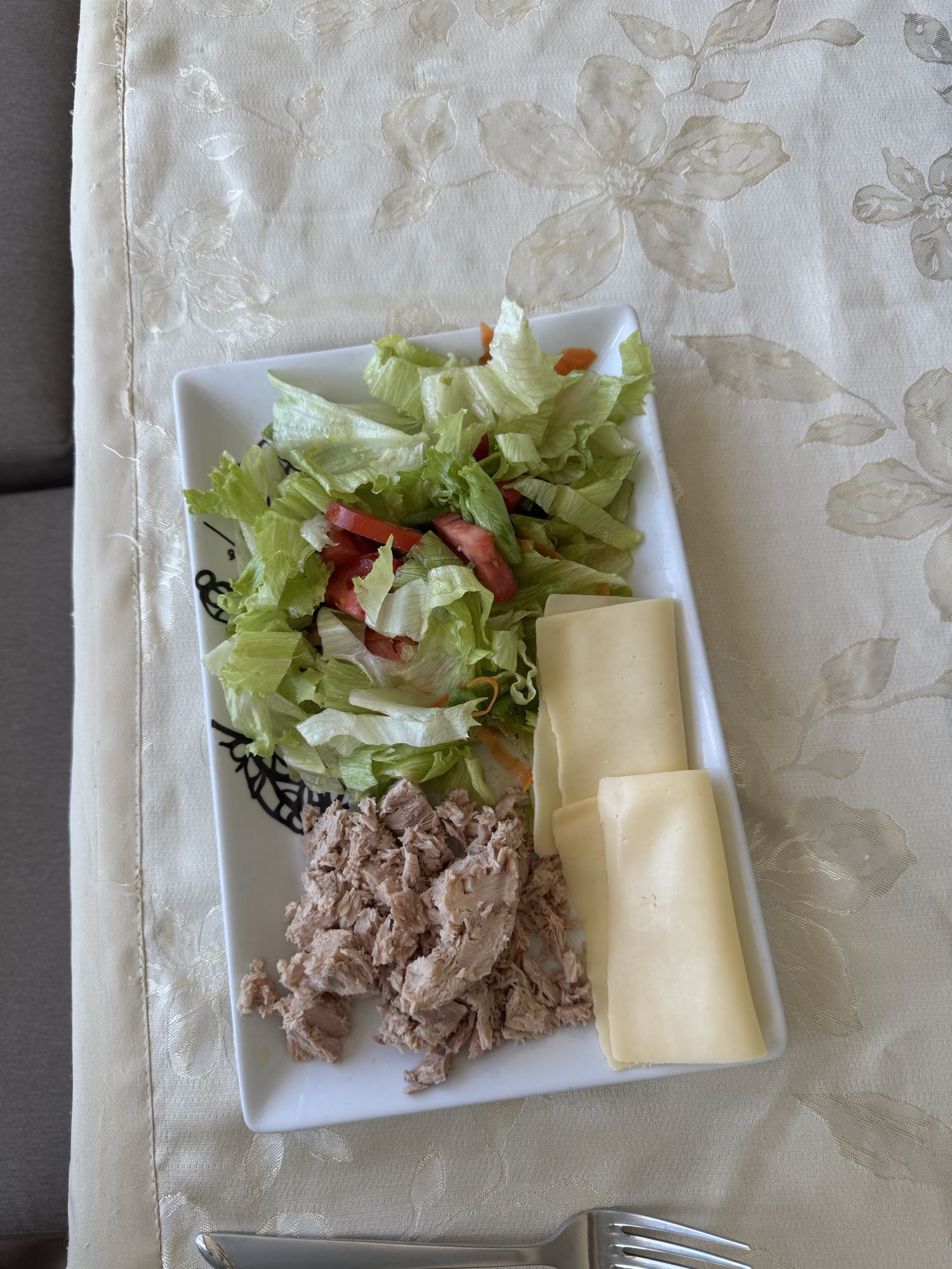 Ensalada con atún y queso