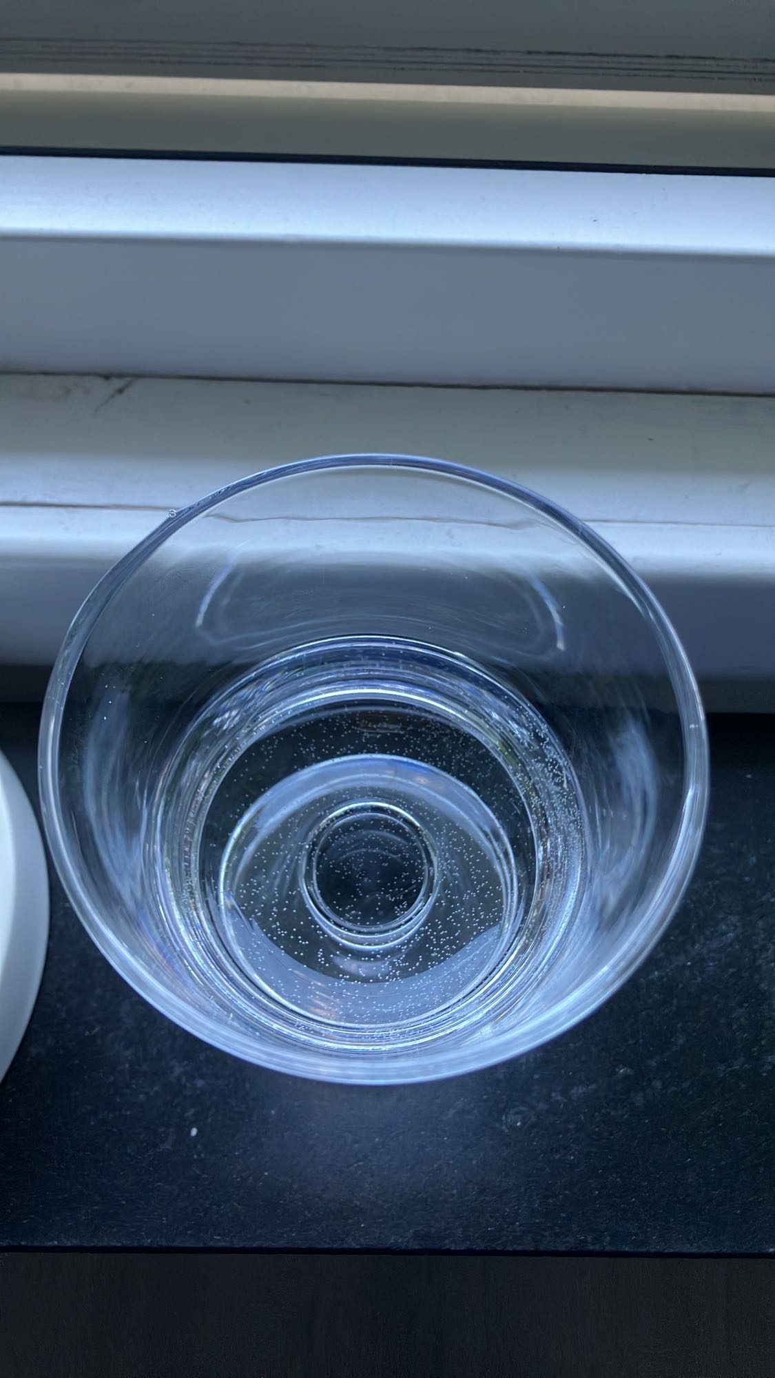 Glas med kolsyrat vatten