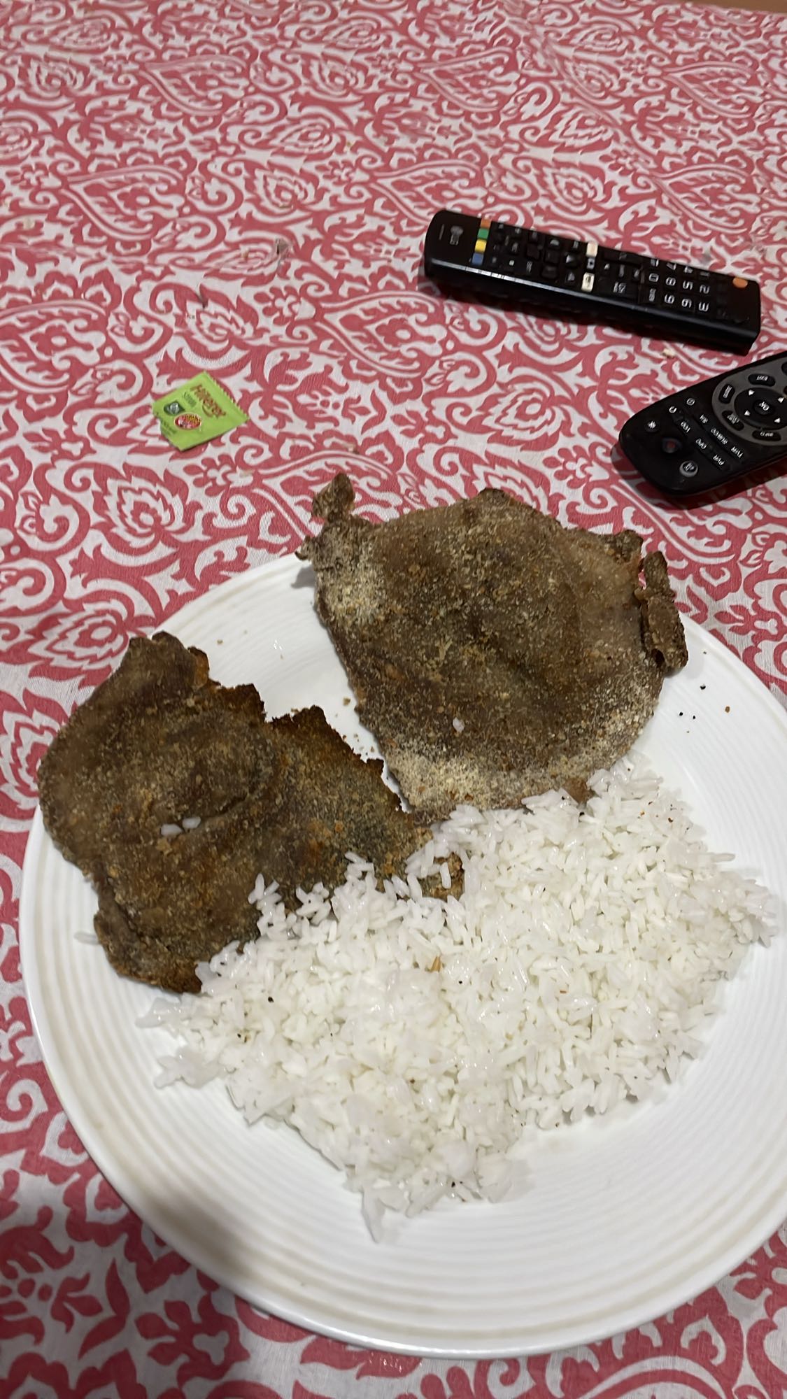 Pescado frito con arroz