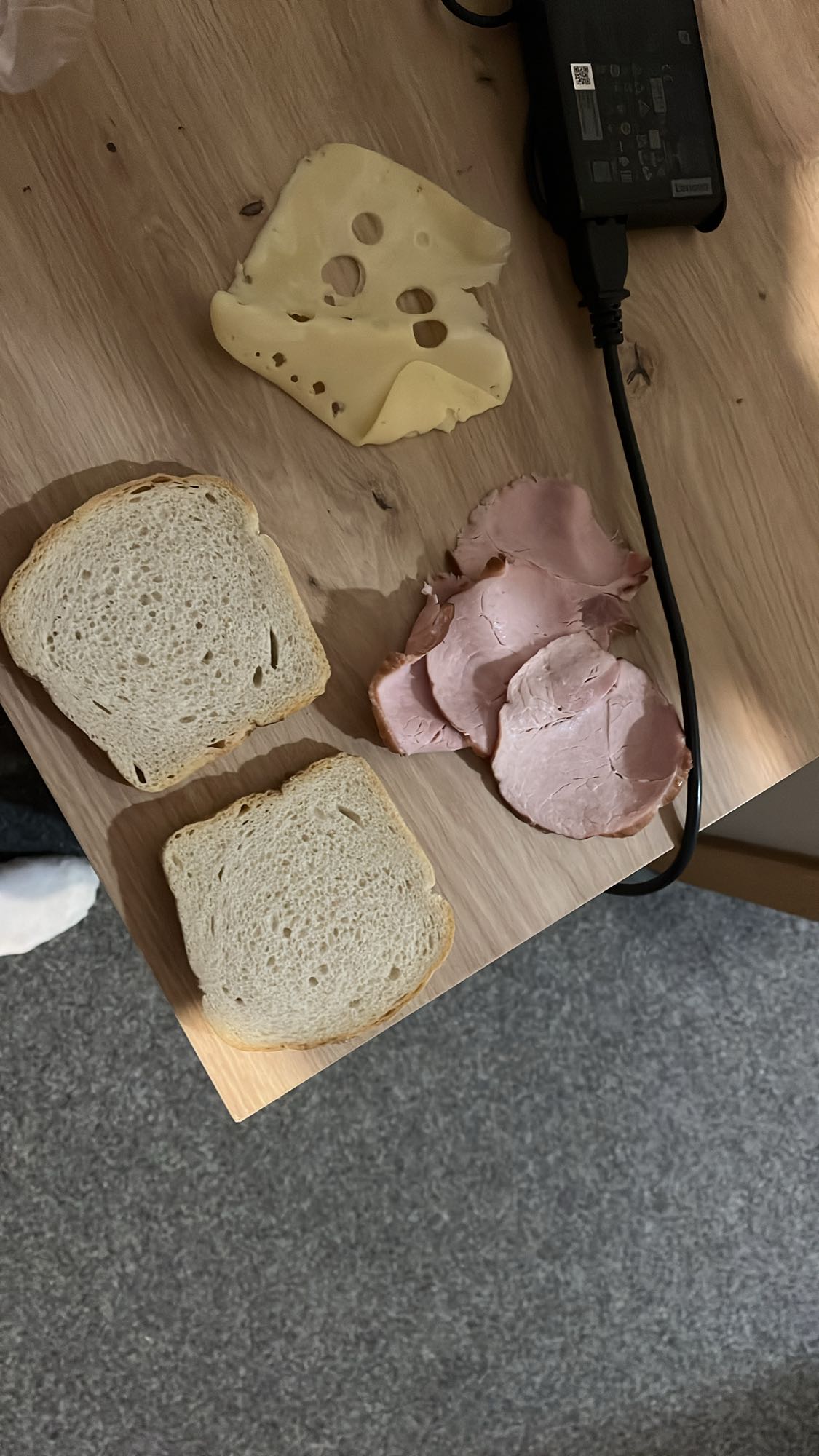 Kanapka z szynką i serem