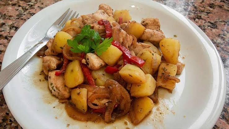 Pollo con papas salteadas