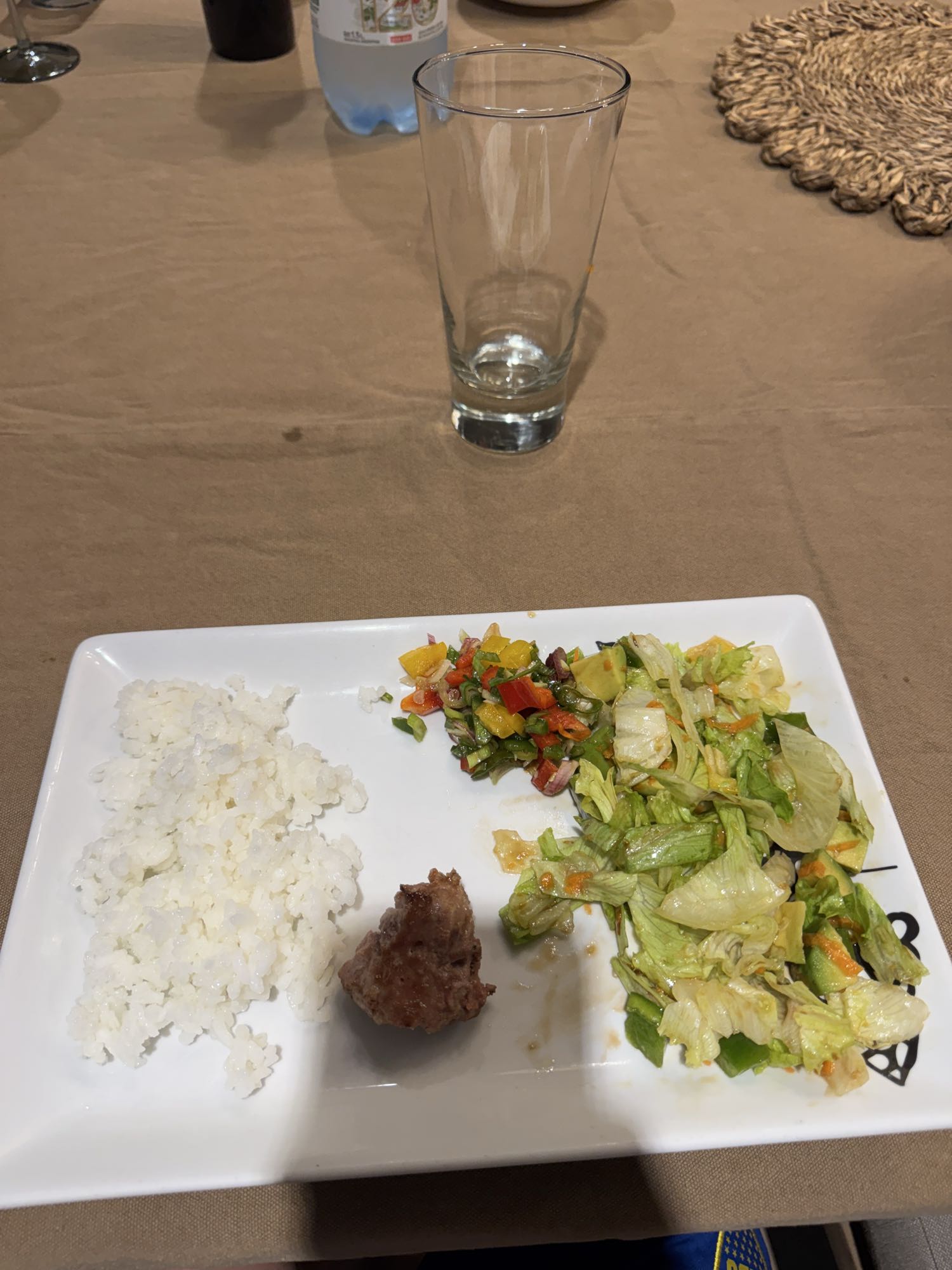 Arroz con carne y ensalada
