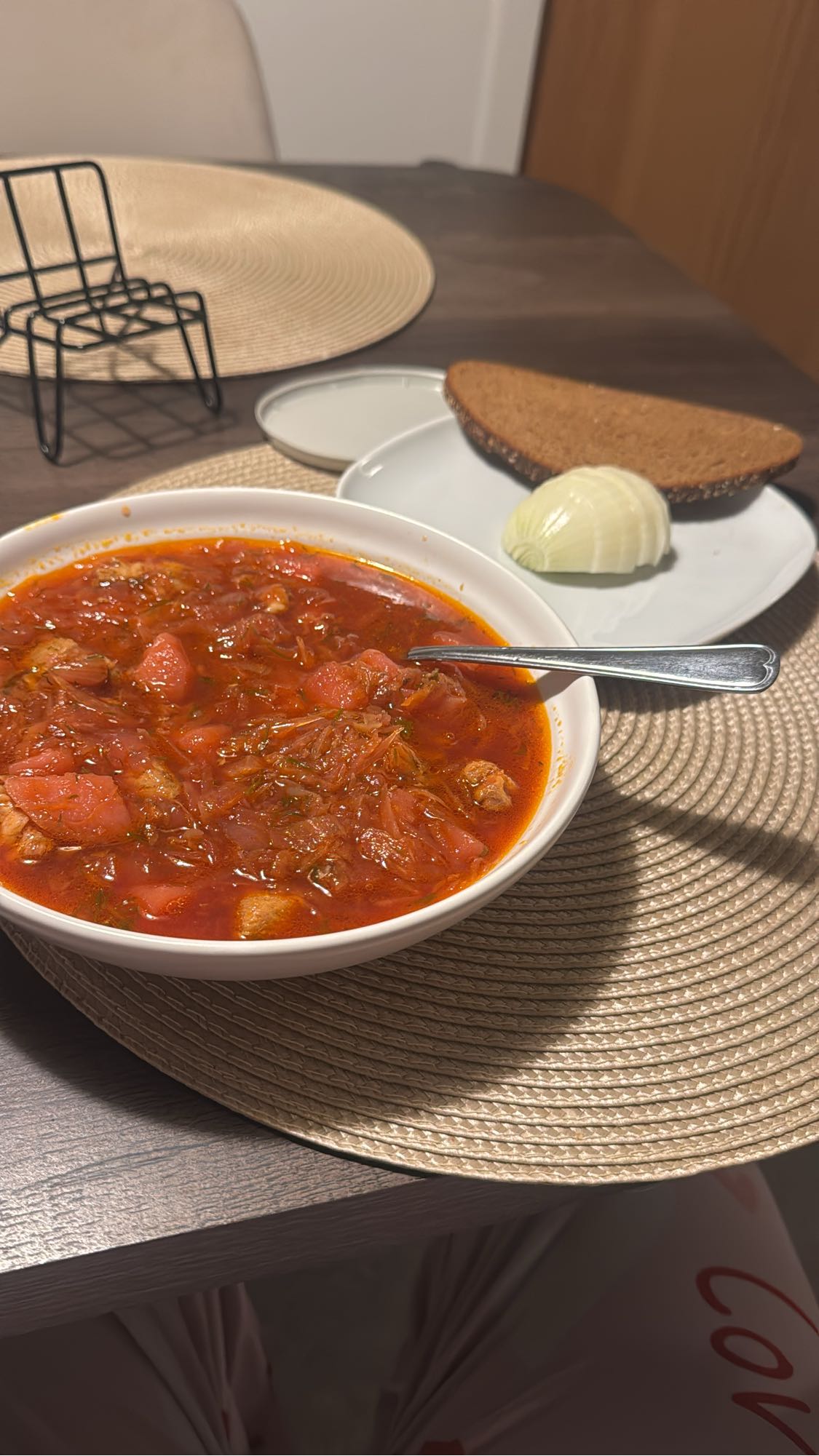 Борщ с хлебом и луком