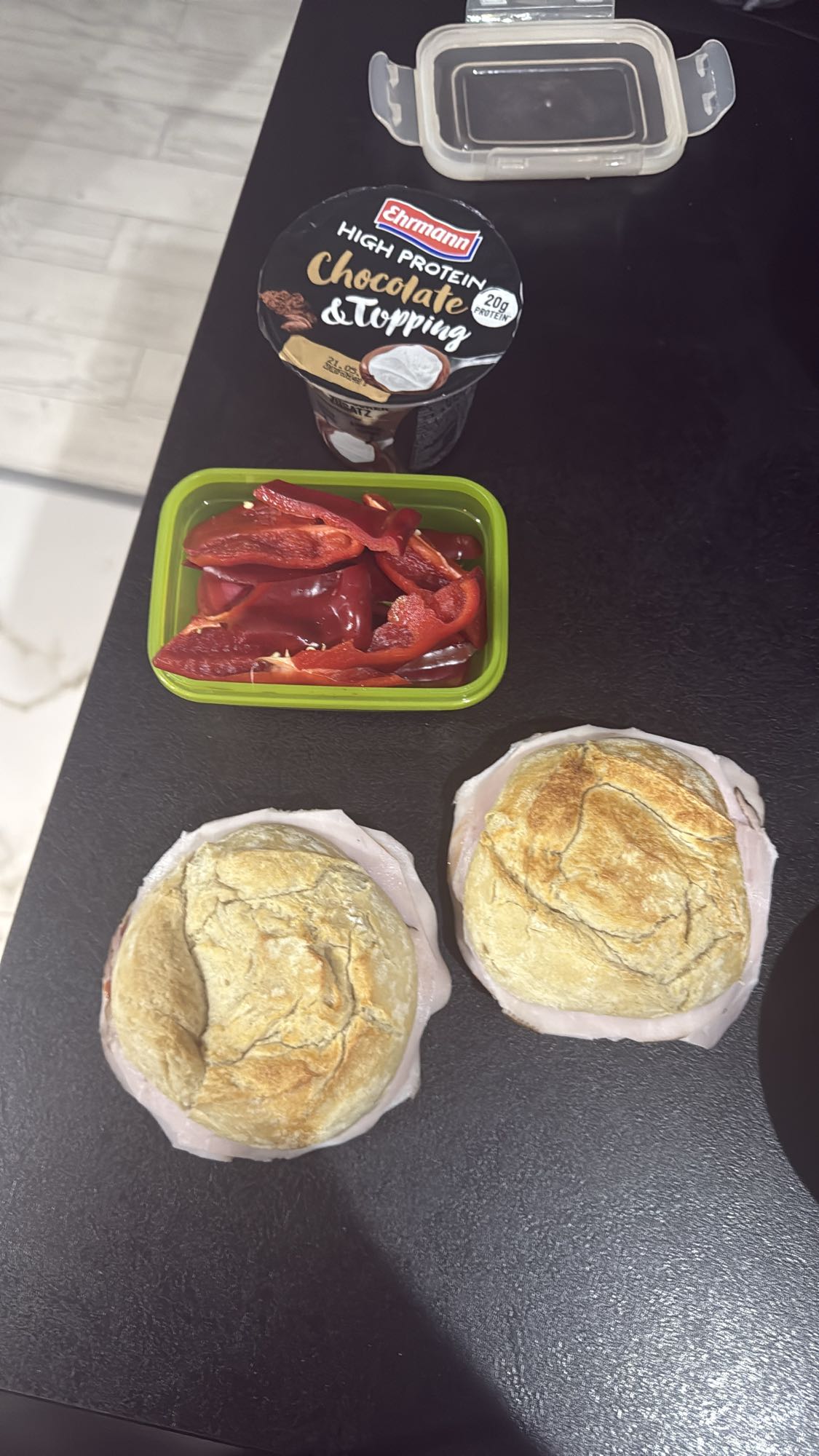 Kanapki z papryką i deserem