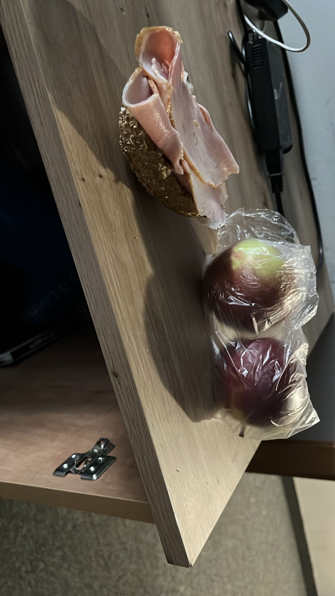 Bułka z szynką i jabłka