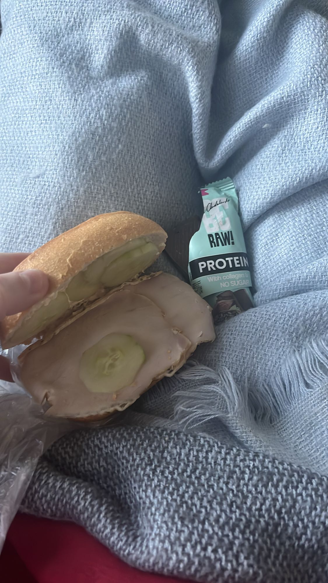 Kanapka z kurczakiem i baton