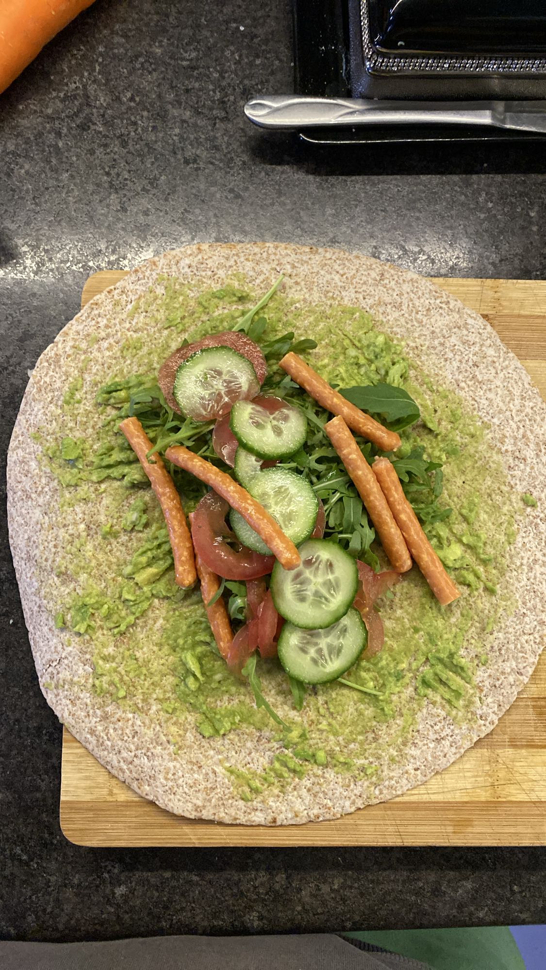 Wrap warzywny z awokado