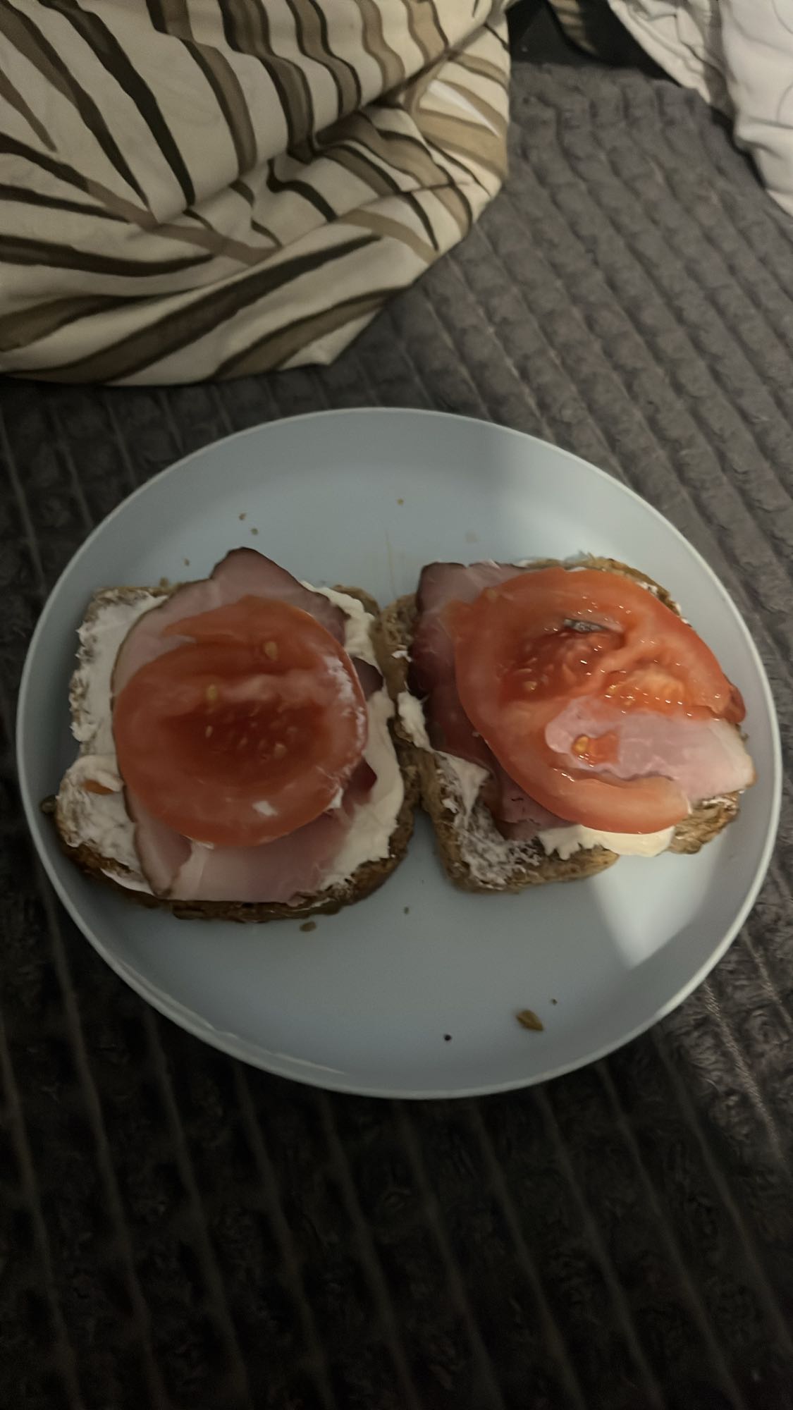 Kanapki z szynką i pomidorem