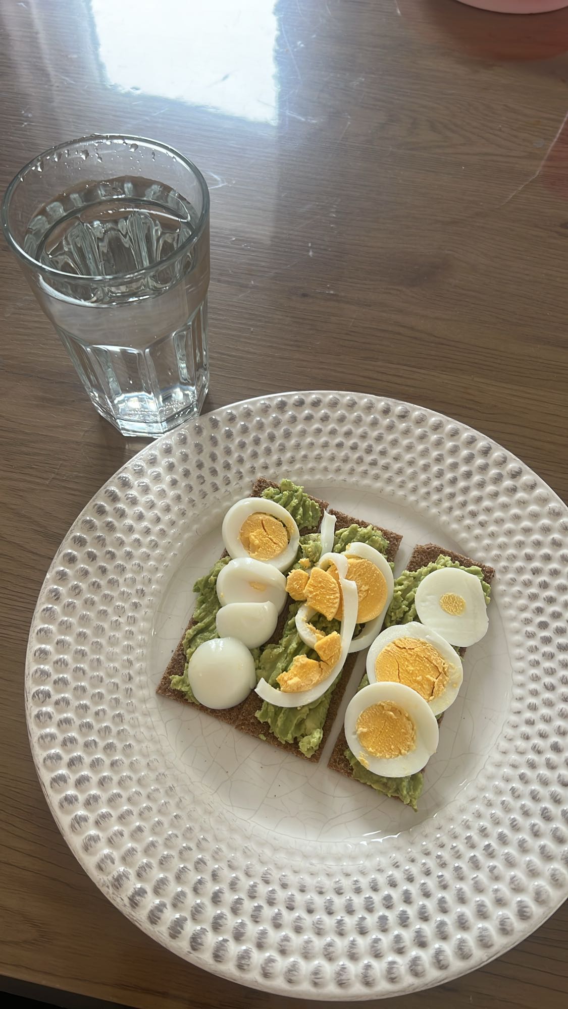 Knäckebröd med ägg & avokado