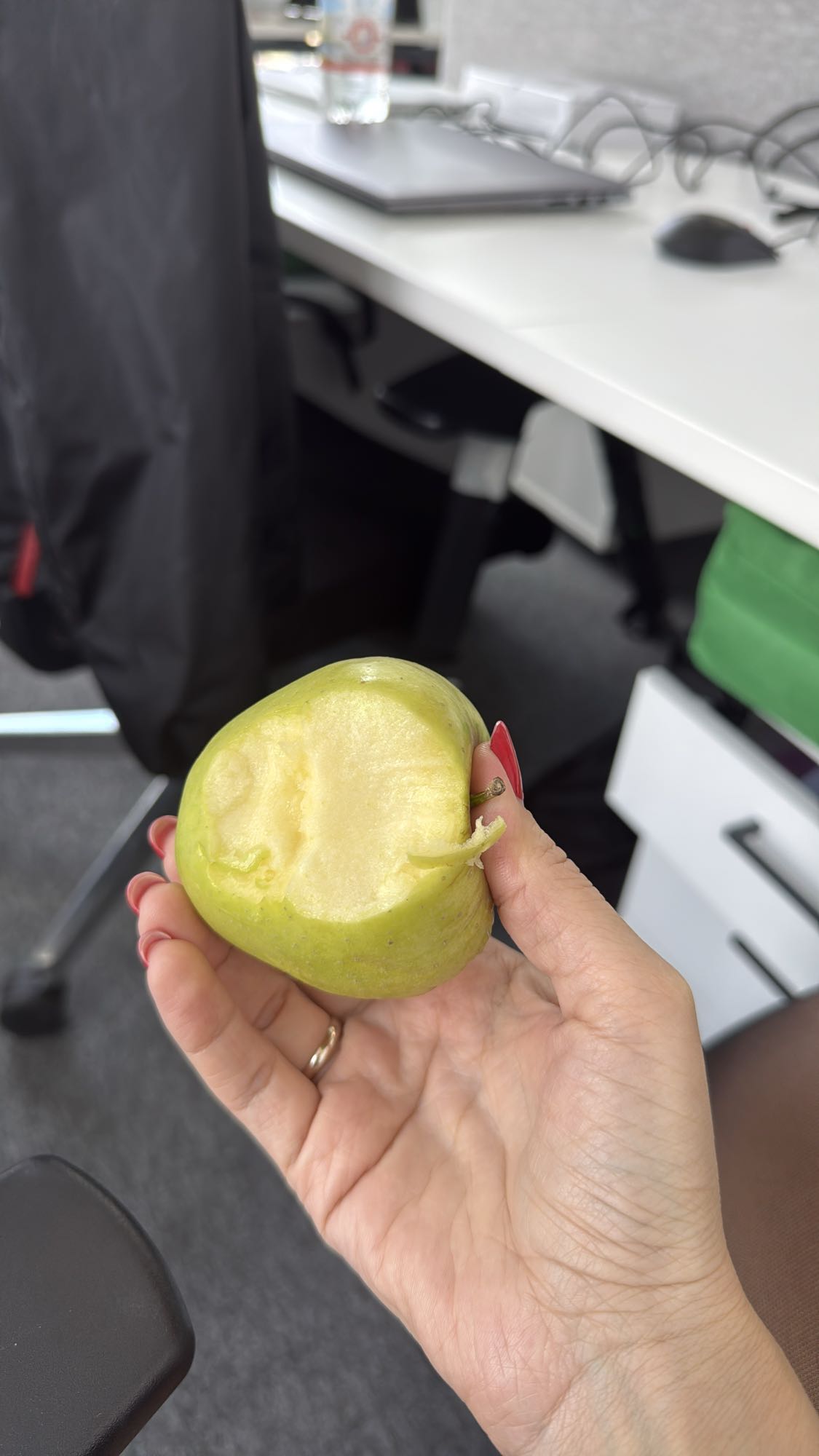 Зеленое яблоко