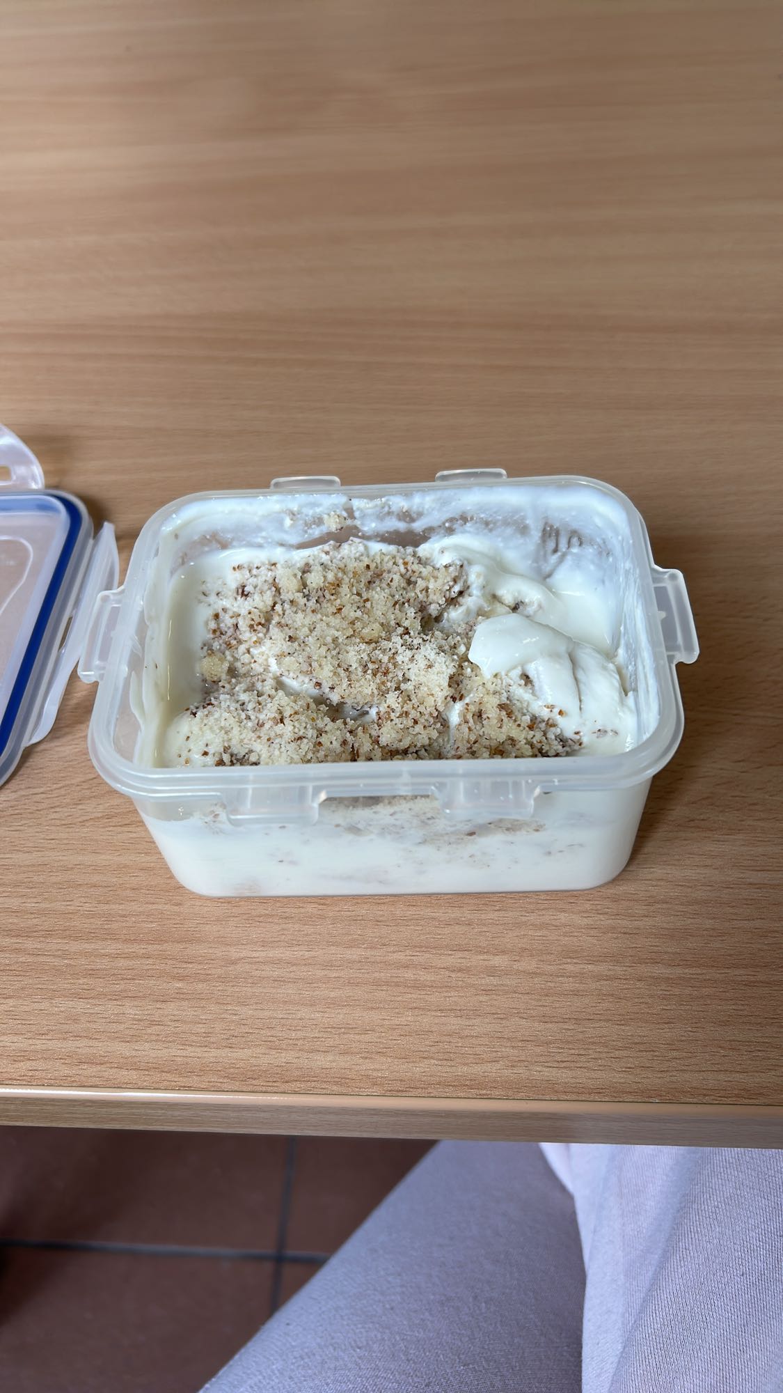 Yogurt with ground nuts