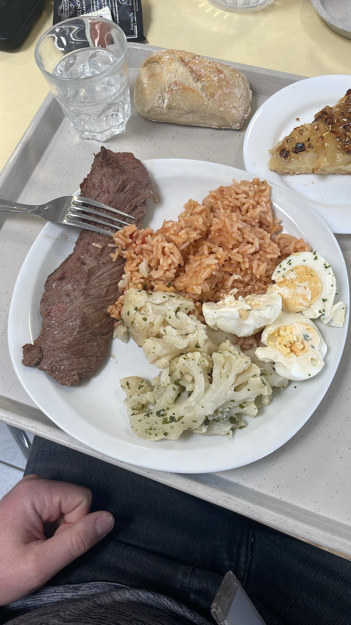 Déjeuner complet cantine