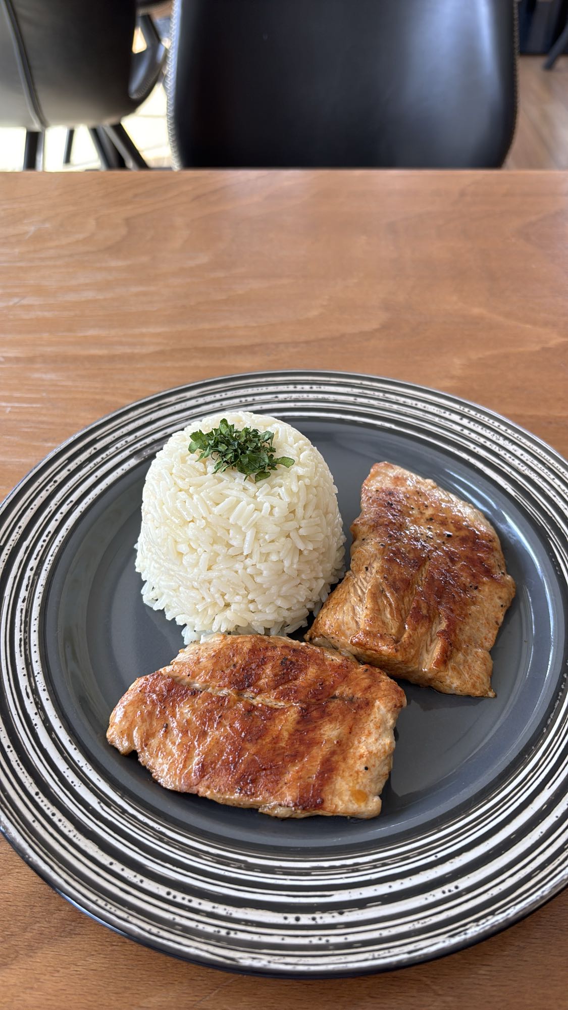 Gegrilltes Hähnchen mit Reis