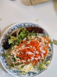 Salade avec saucisse