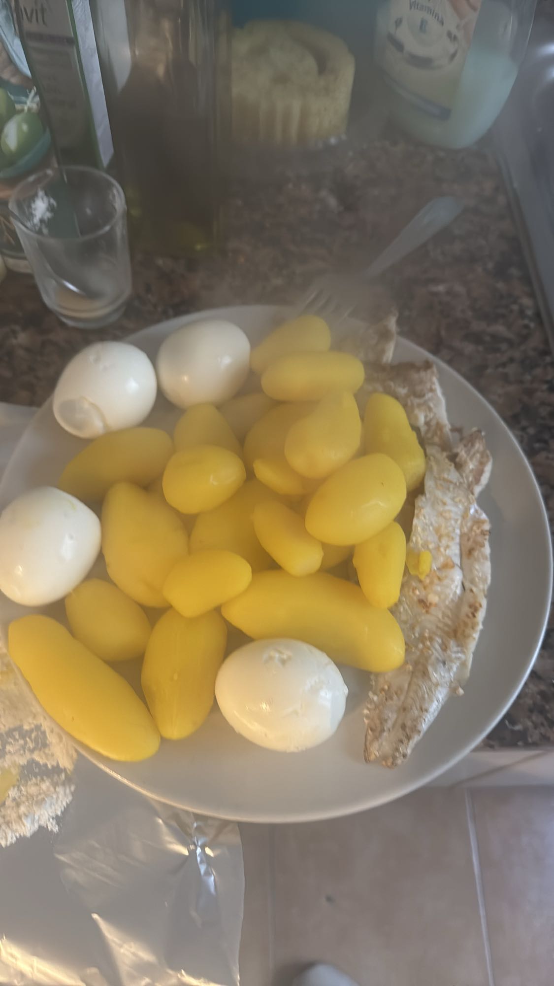 Huevos, papas y pescado