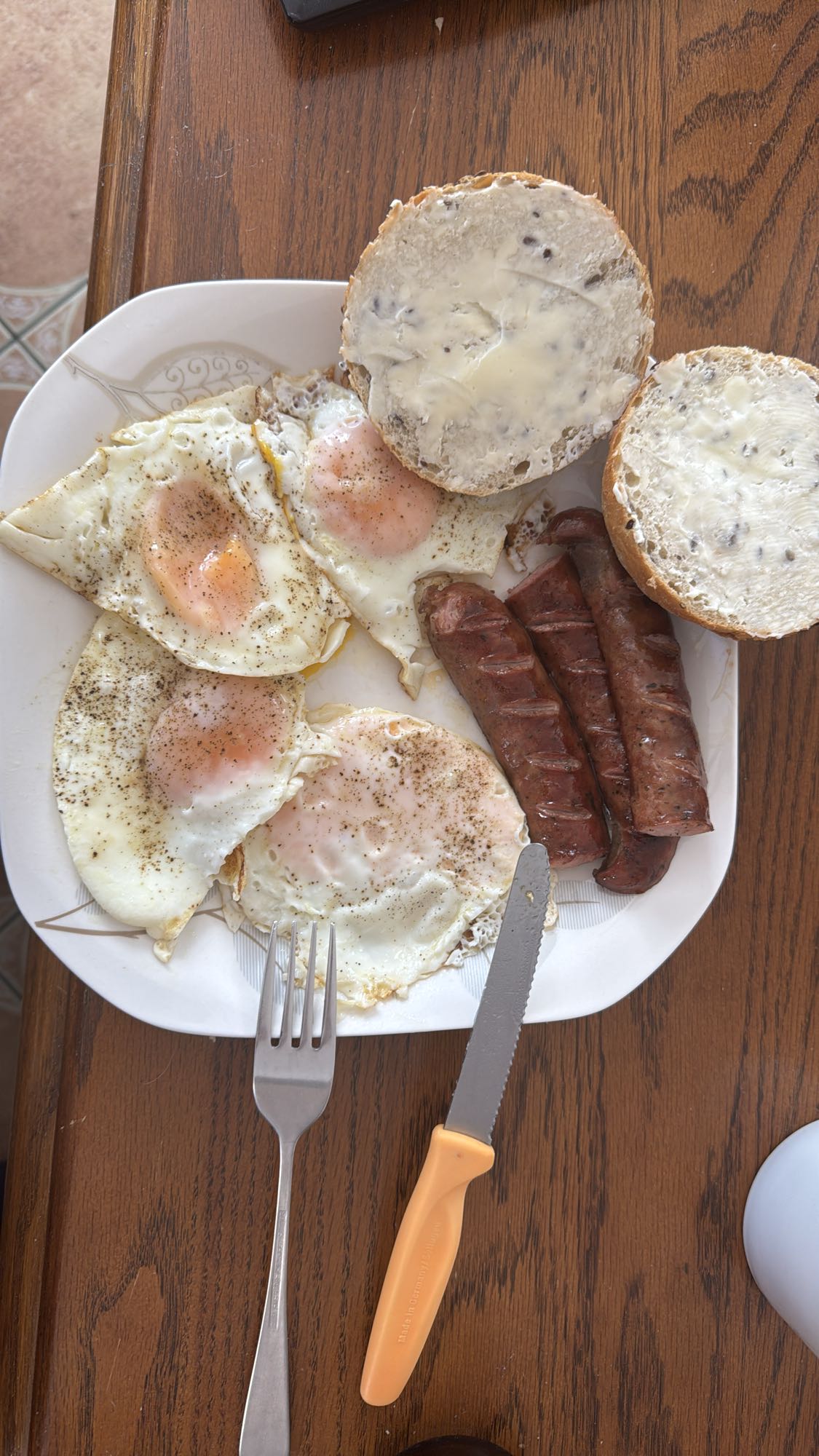 Jajka z kiełbasą i bułką