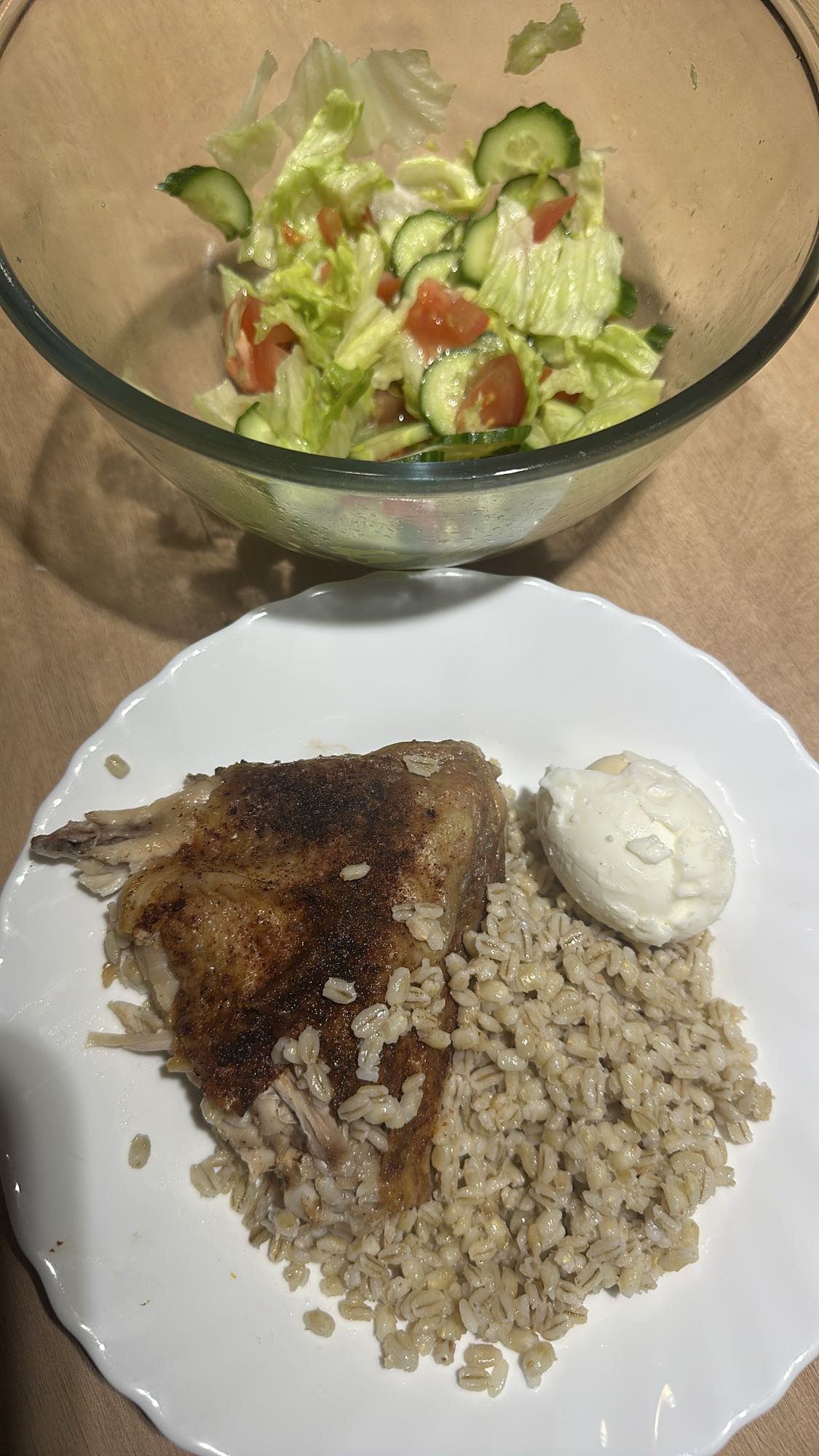 Курица с перловкой и салатом