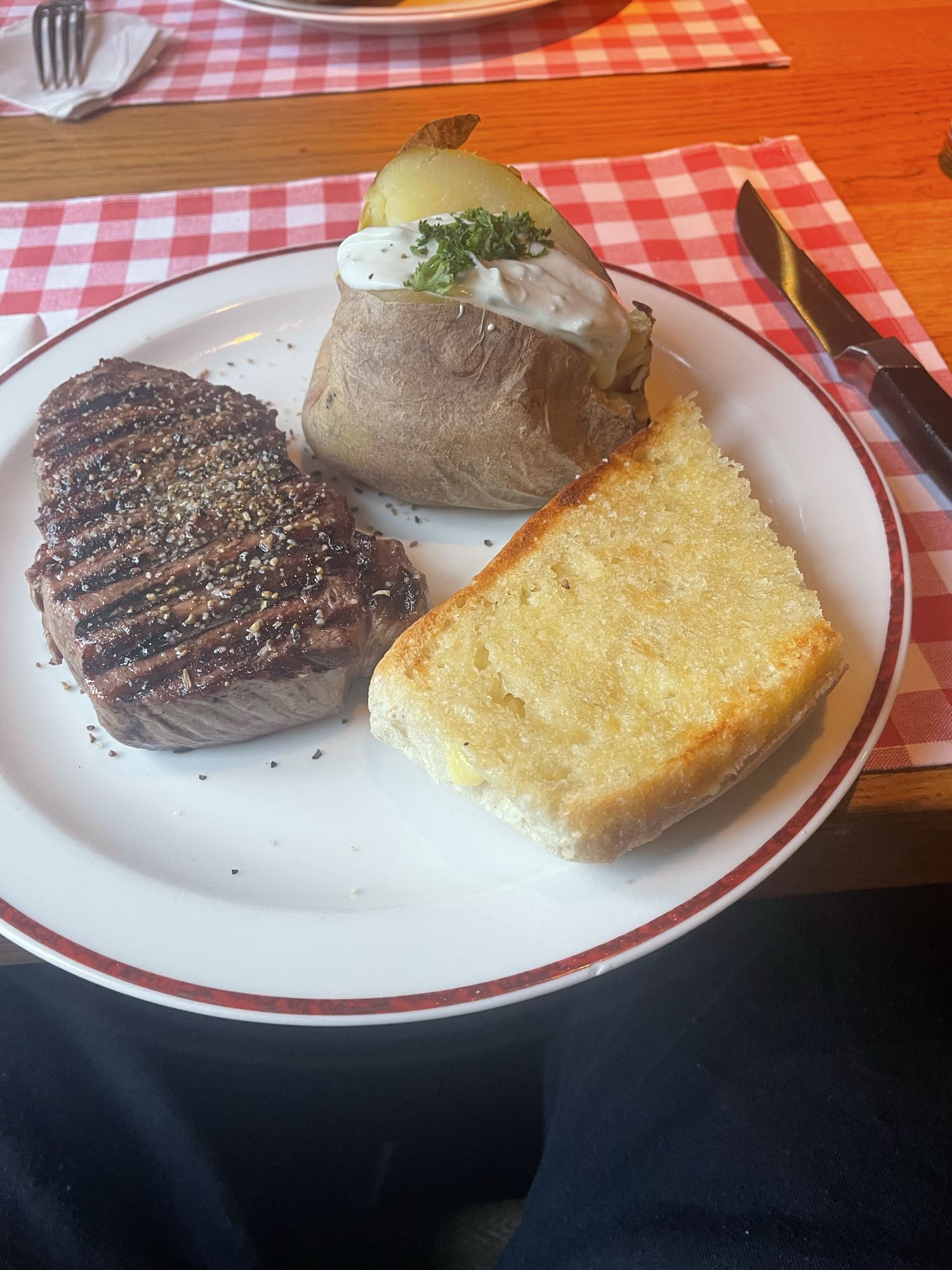 Biftek me patate dhe bukë